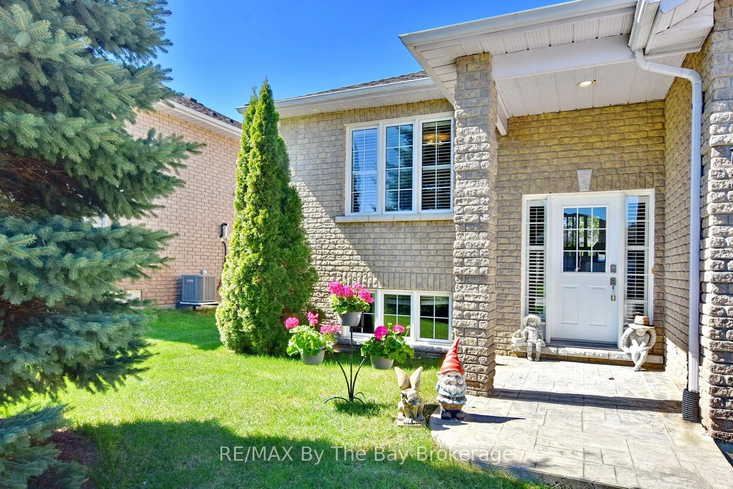 Photo 3 of 4 Anthony Street, Wasaga Beach — HOMEH