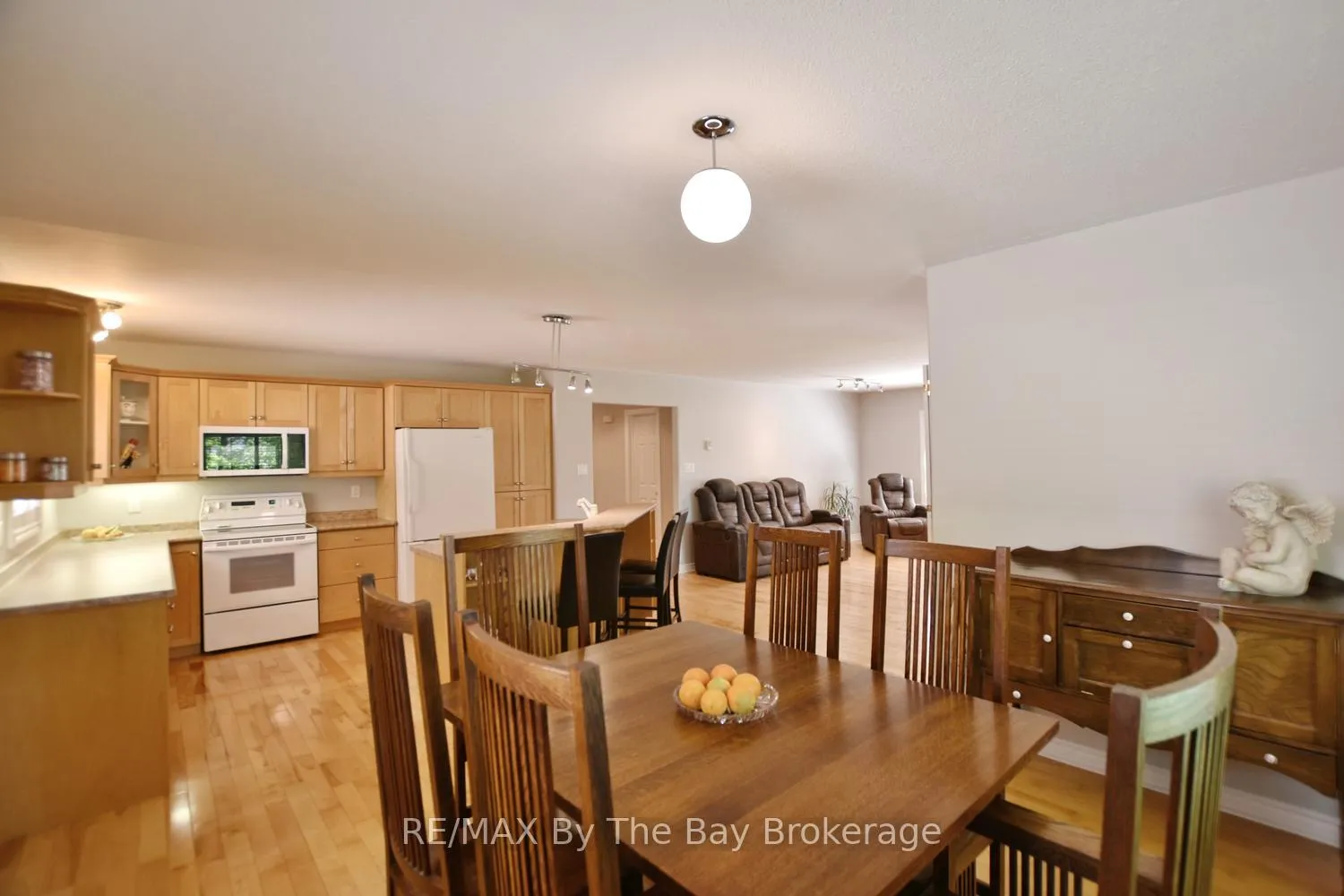 Photo 17 of 4 Anthony Street, Wasaga Beach — HOMEH