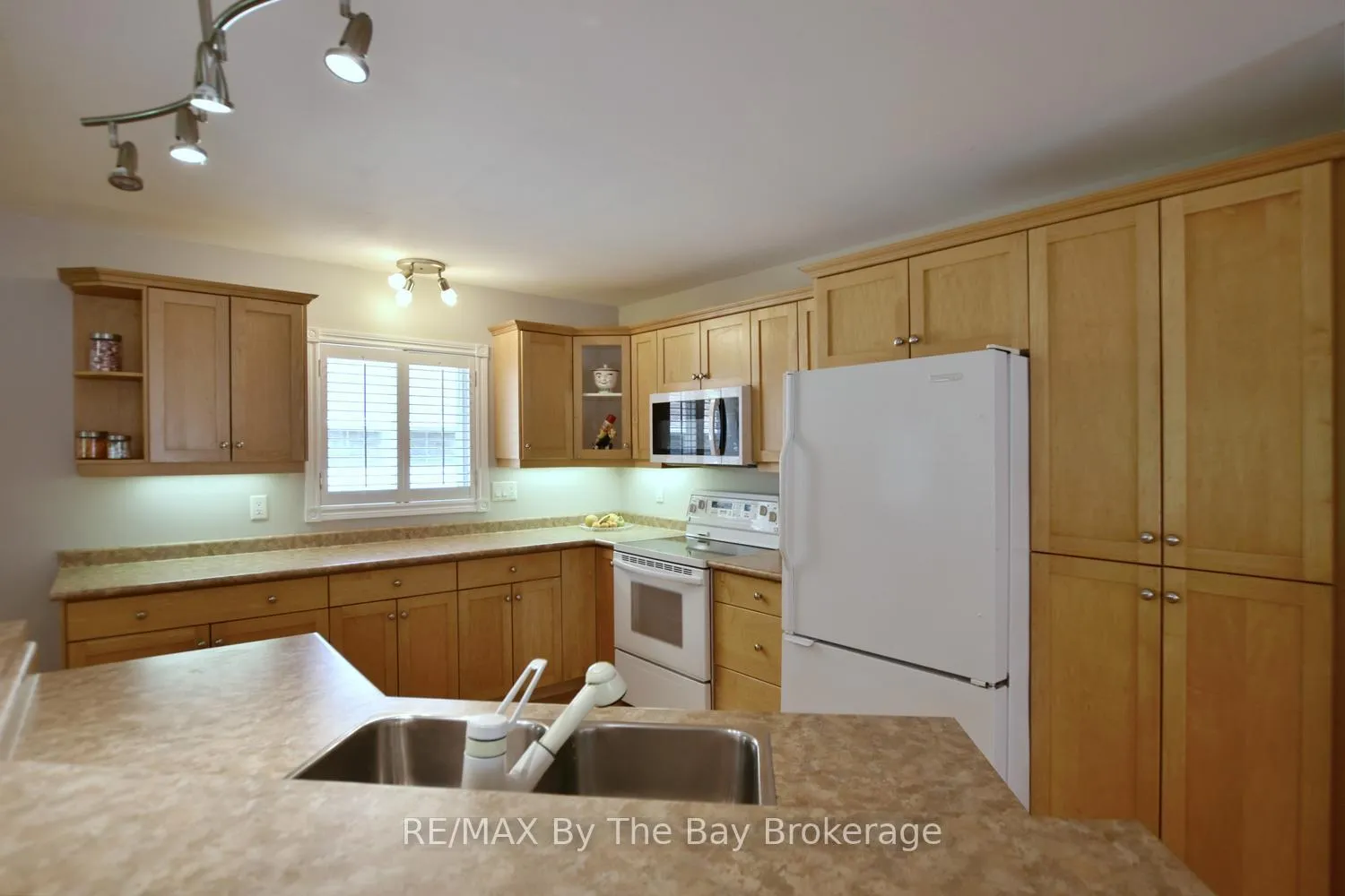 Photo 22 of 4 Anthony Street, Wasaga Beach — HOMEH