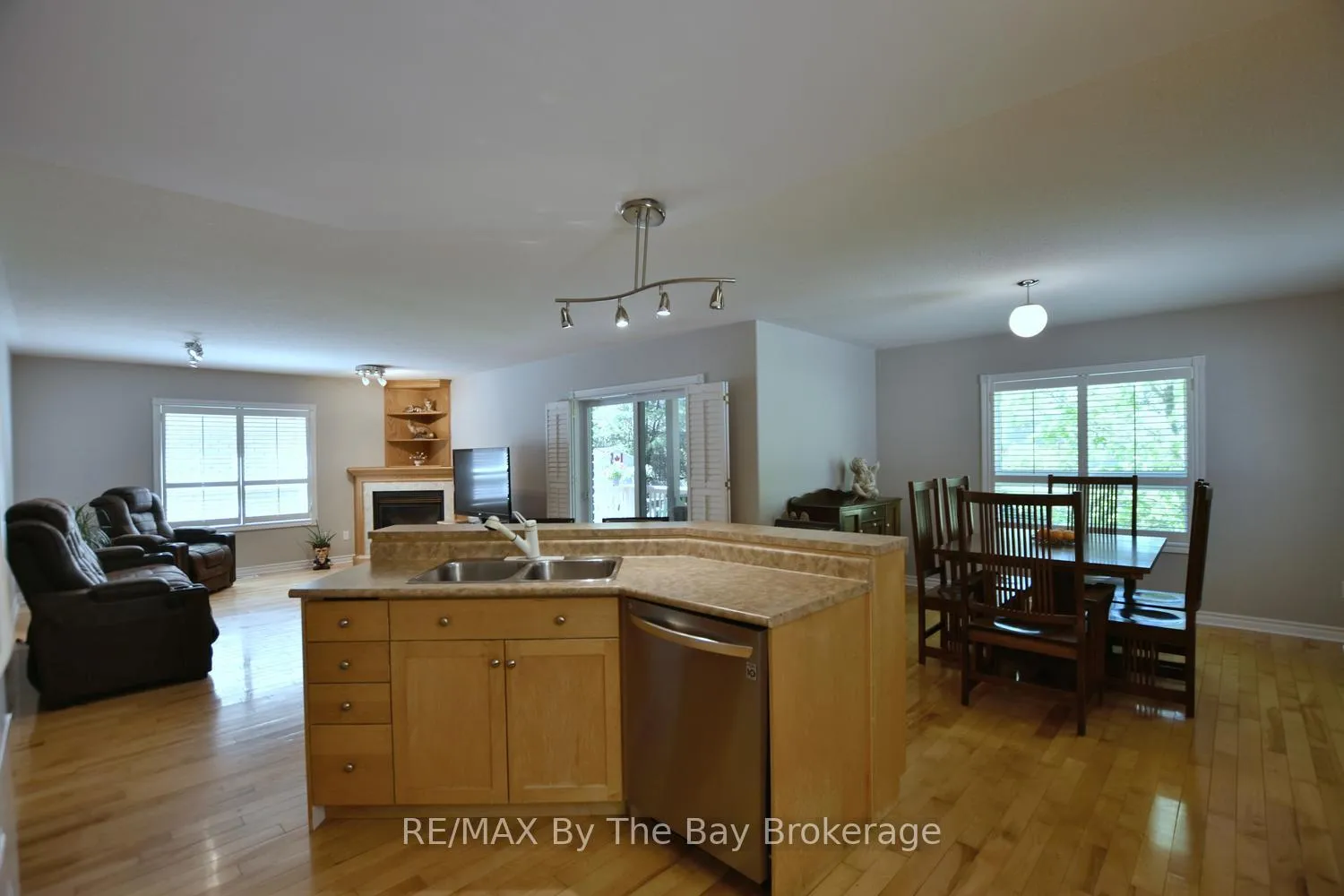 Photo 23 of 4 Anthony Street, Wasaga Beach — HOMEH