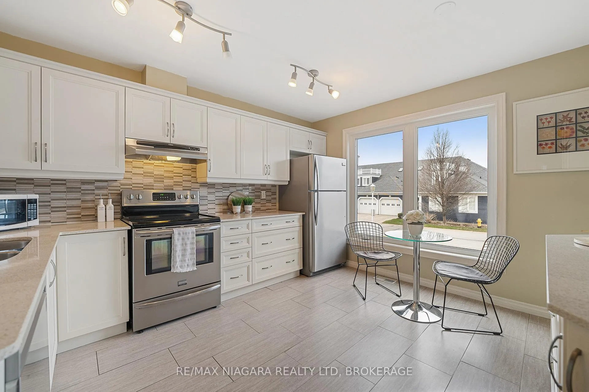 Photo 7 of Unit 41, 15 Lakeside Drive, St. Catharines, Port Weller — HOMEH