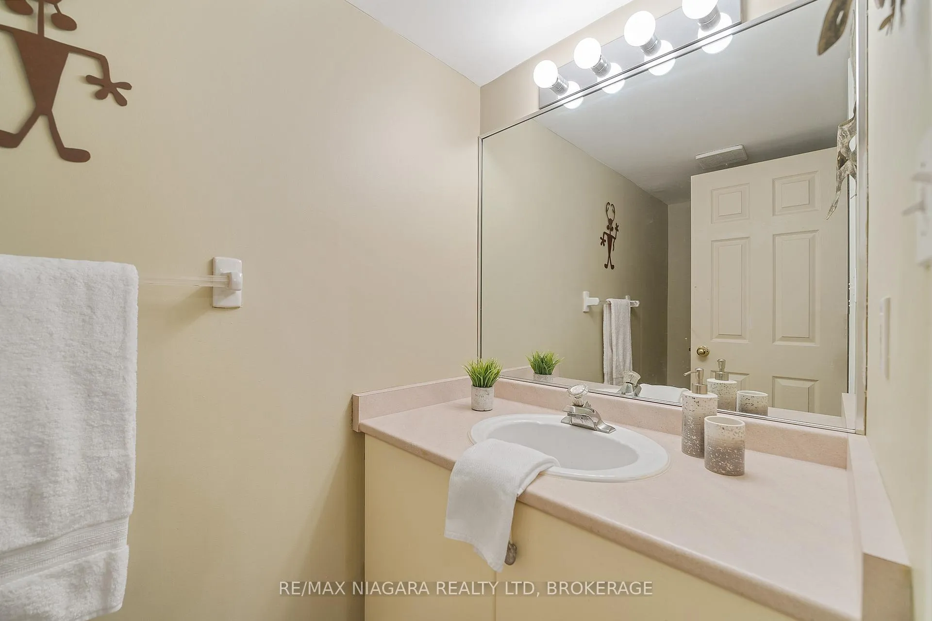 Photo 16 of Unit 41, 15 Lakeside Drive, St. Catharines, Port Weller — HOMEH
