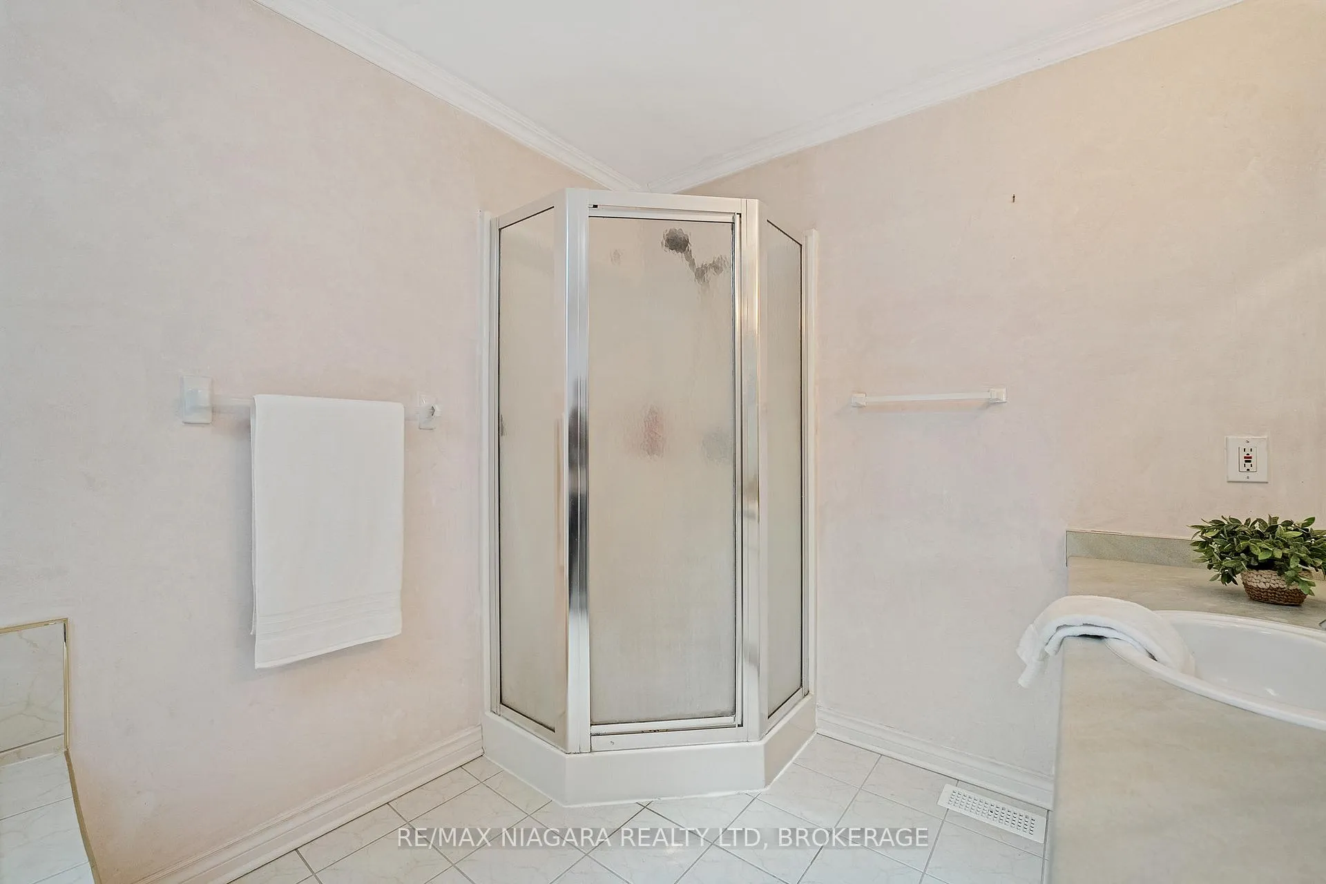 Photo 17 of Unit 41, 15 Lakeside Drive, St. Catharines, Port Weller — HOMEH