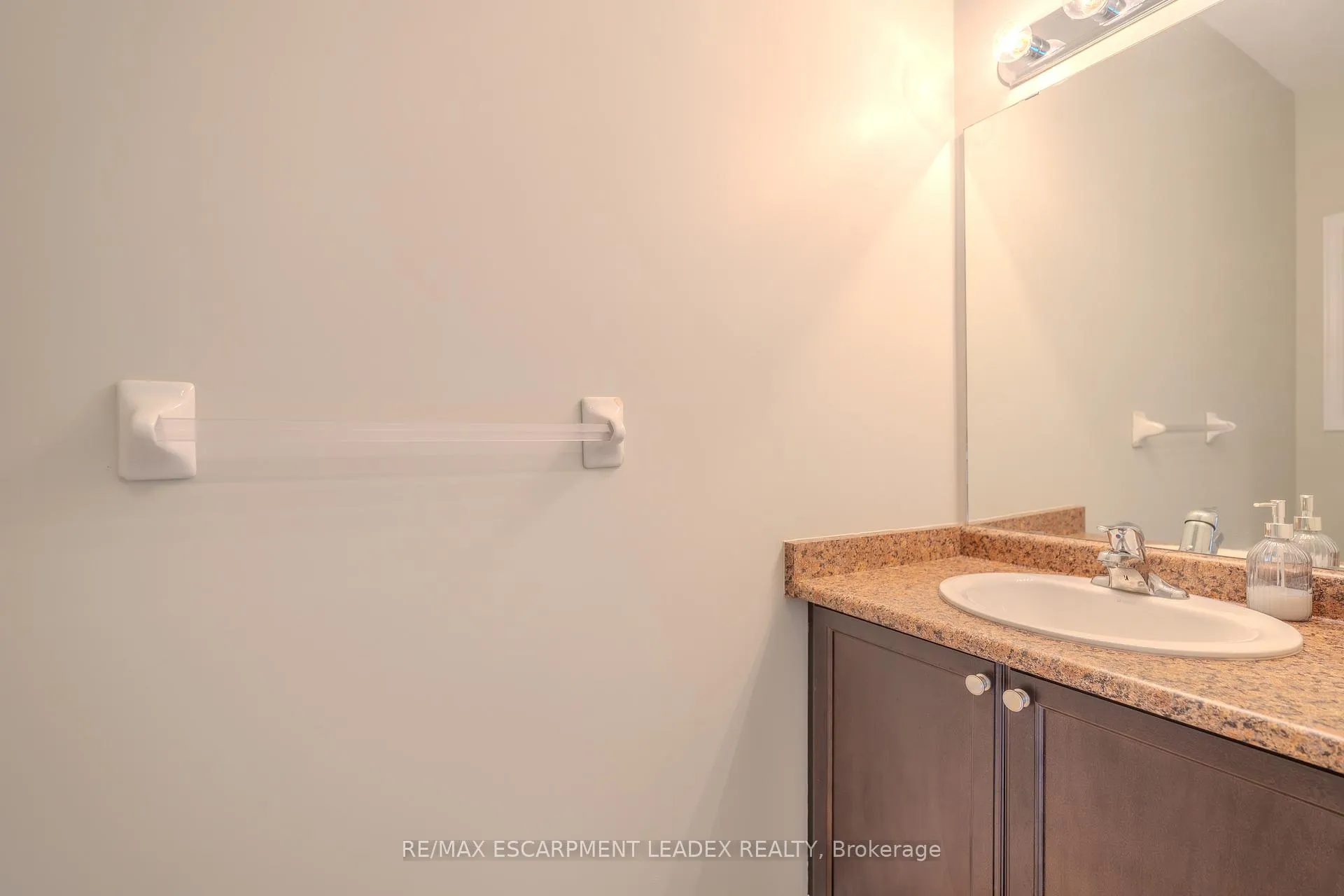 Photo 3 of Unit 8, 441 Stonehenge Drive, Hamilton, Meadowlands — HOMEH