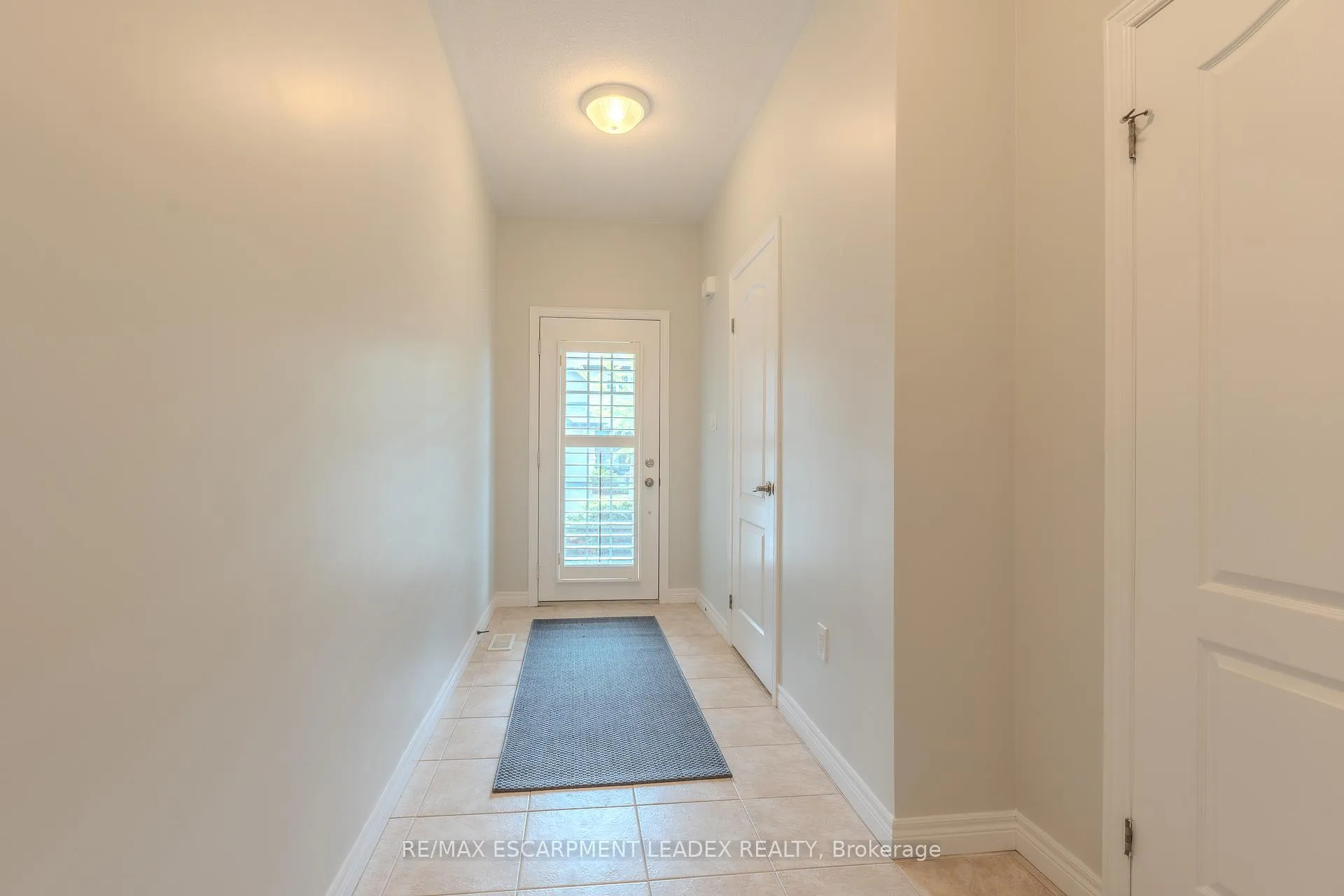 Photo 4 of Unit 8, 441 Stonehenge Drive, Hamilton, Meadowlands — HOMEH