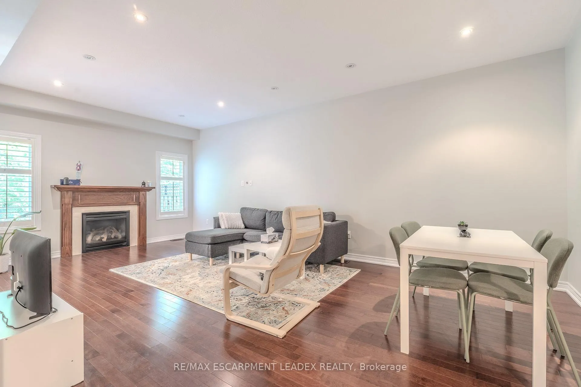 Photo 5 of Unit 8, 441 Stonehenge Drive, Hamilton, Meadowlands — HOMEH