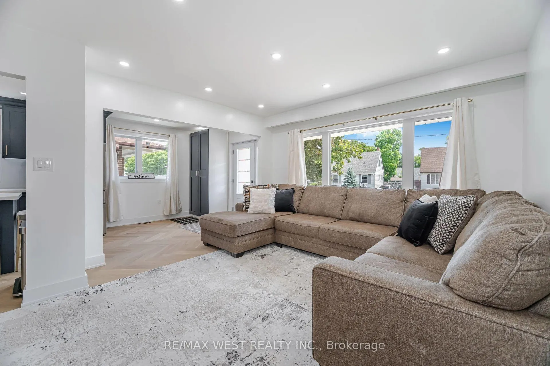 Photo 5 of 92 Archibald Street, Brampton, Brampton West — HOMEH
