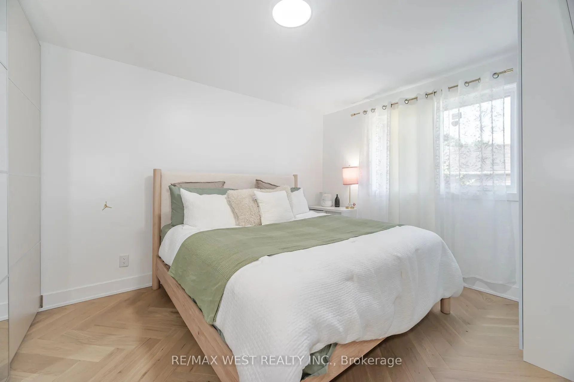 Photo 6 of 92 Archibald Street, Brampton, Brampton West — HOMEH