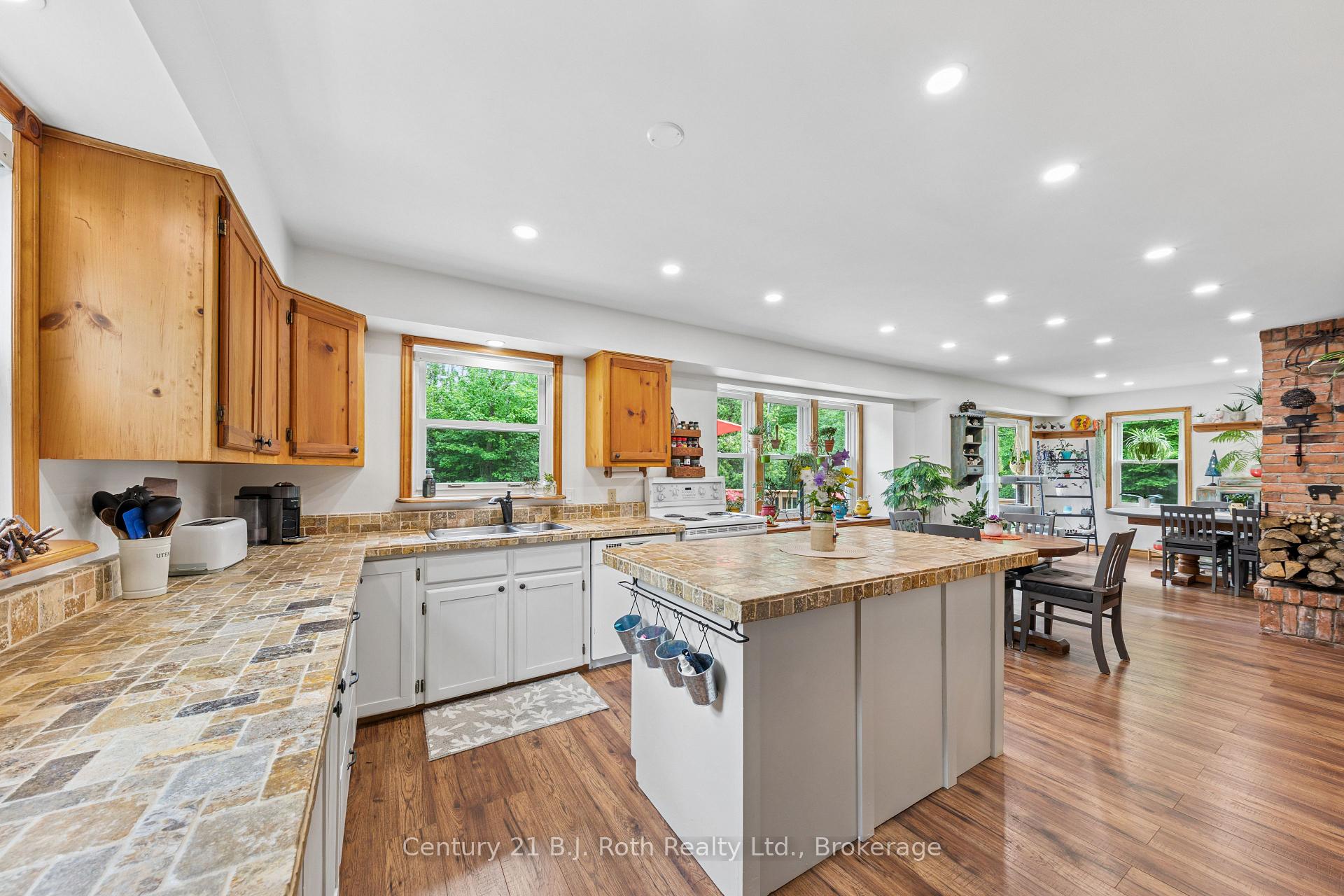 Photo 8 of 3147 Dalton Court, Tay, Rural Tay — HOMEH