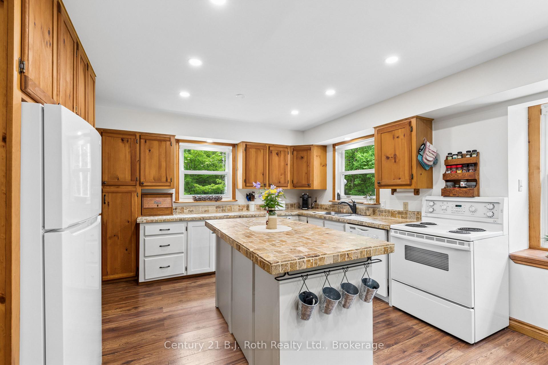 Photo 9 of 3147 Dalton Court, Tay, Rural Tay — HOMEH