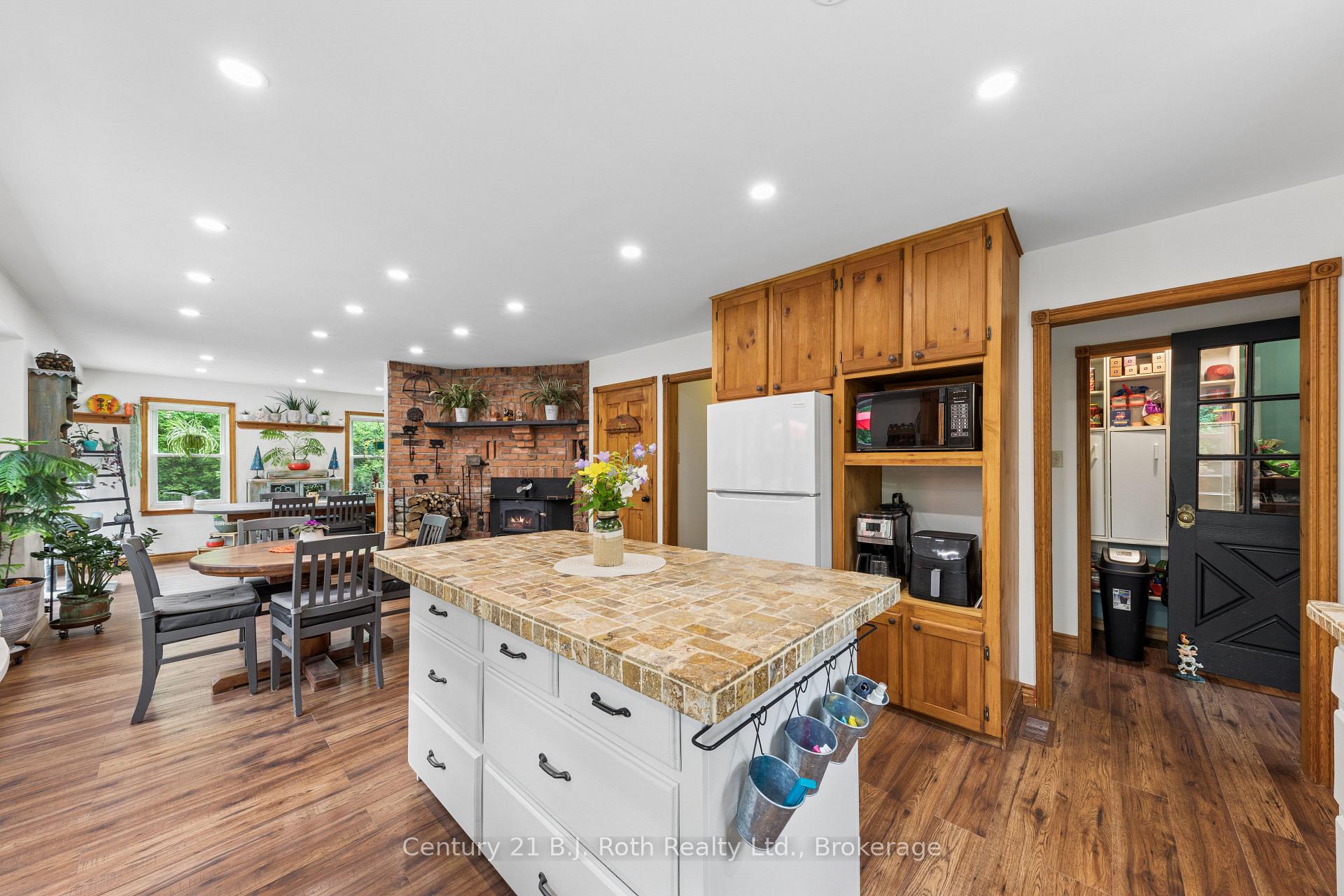 Photo 10 of 3147 Dalton Court, Tay, Rural Tay — HOMEH