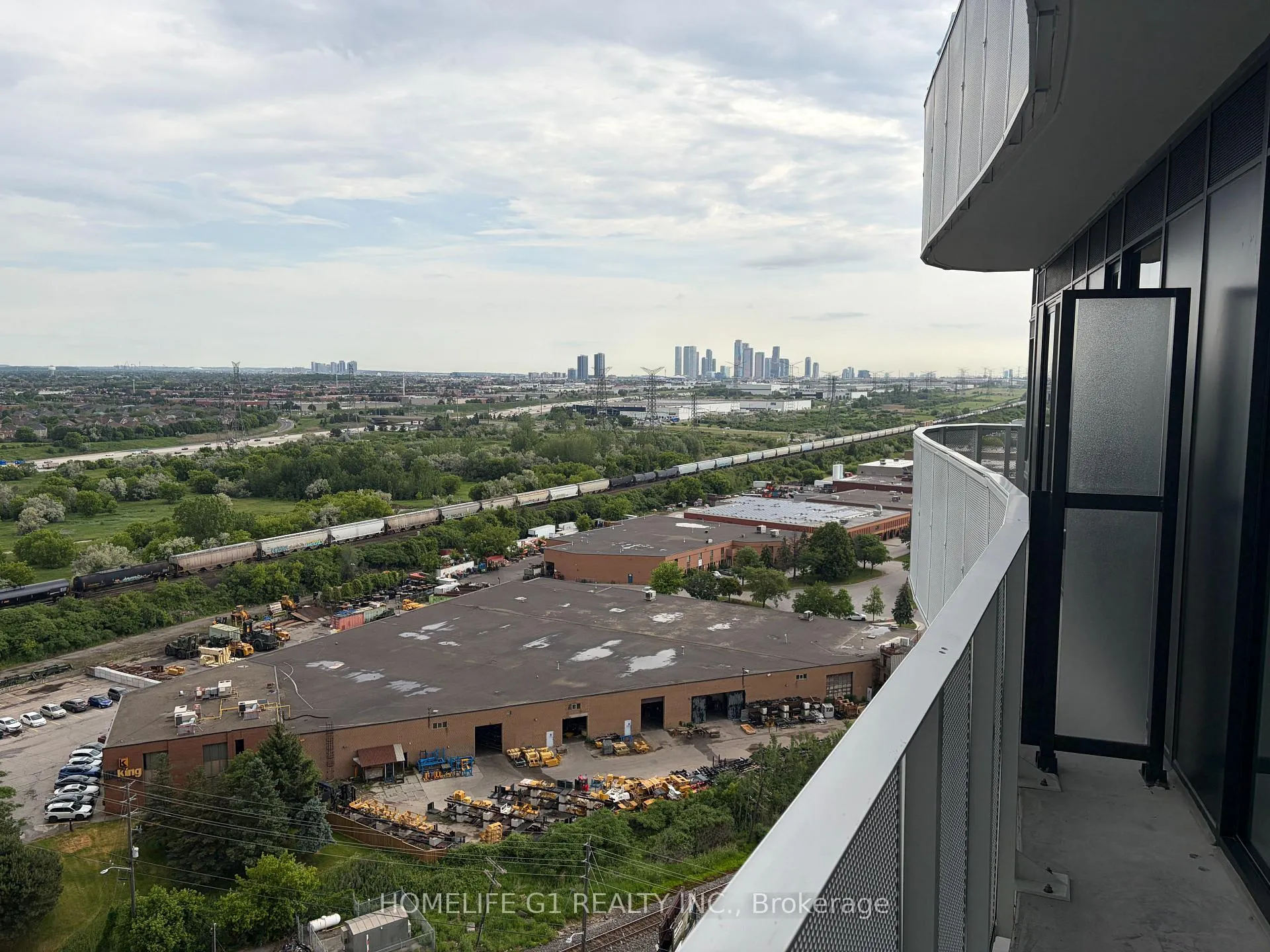 Photo 3 of Unit 1718, 6 Flavelle Trail, Vaughan, Steeles West Industrial — HOMEH