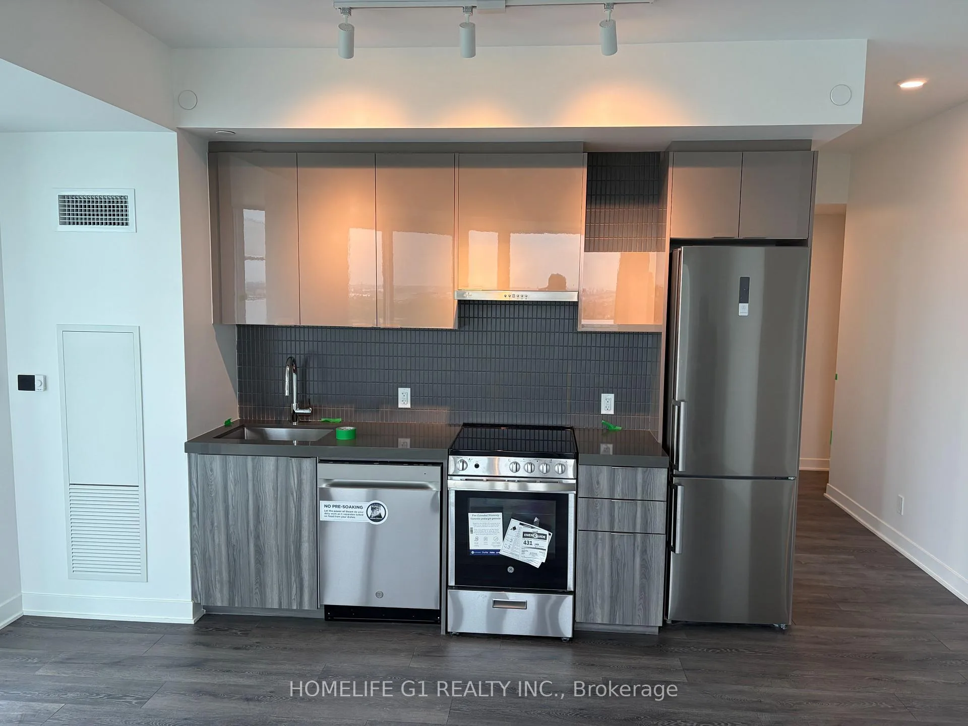 Photo 4 of Unit 1718, 6 Flavelle Trail, Vaughan, Steeles West Industrial — HOMEH