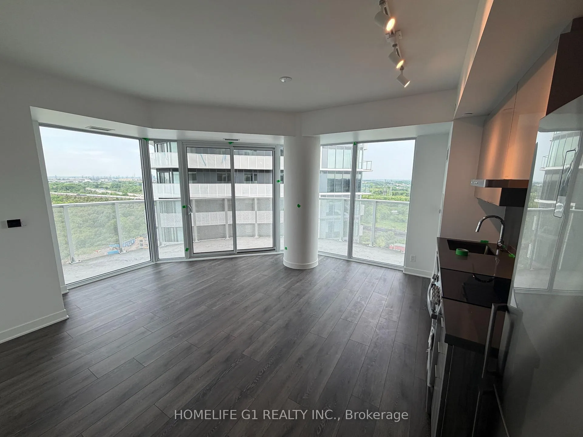 Photo 5 of Unit 1718, 6 Flavelle Trail, Vaughan, Steeles West Industrial — HOMEH