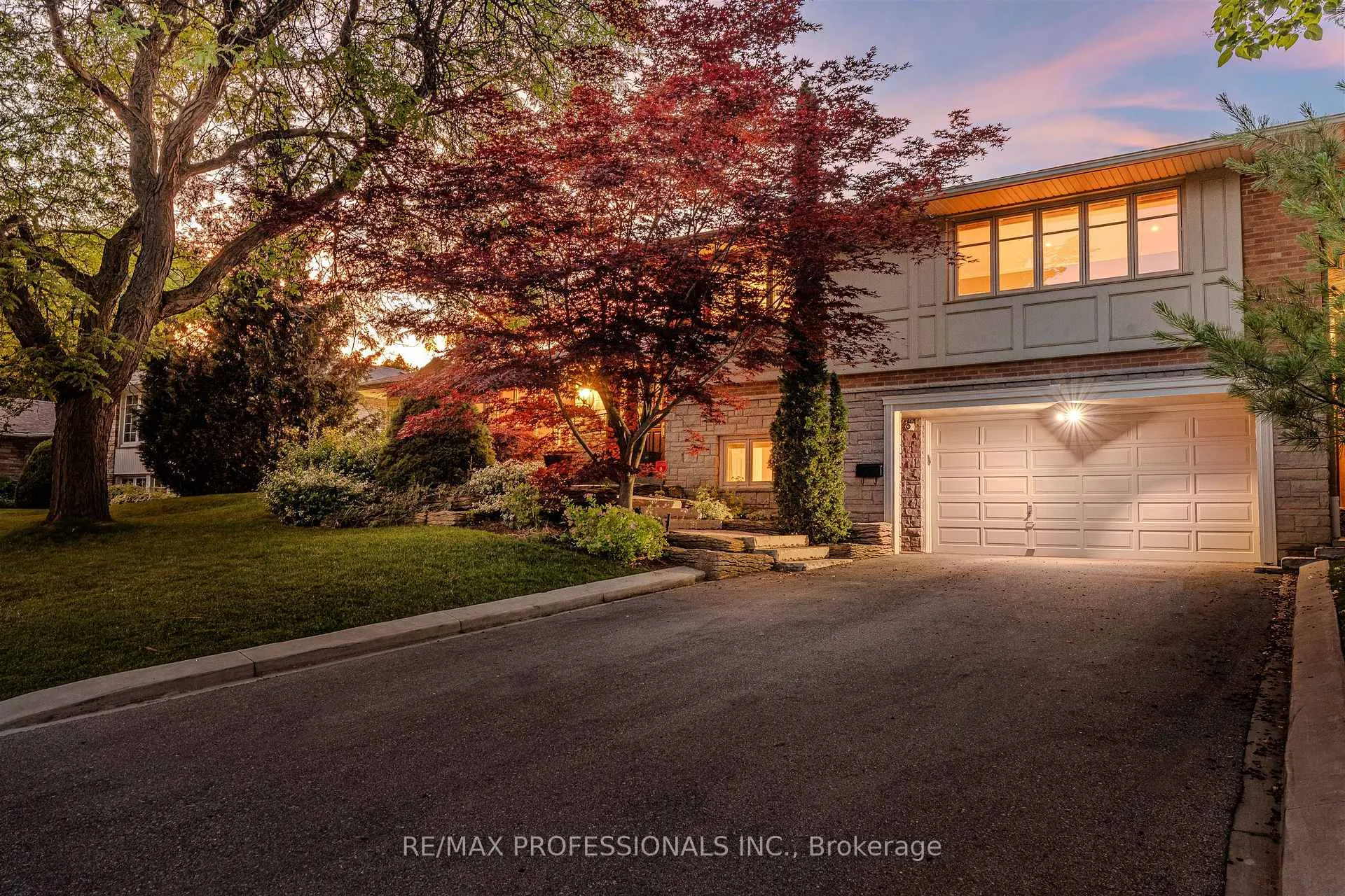 Photo 2 of 28 Aylesbury Road, Etobicoke, Princess-Rosethorn — HOMEH