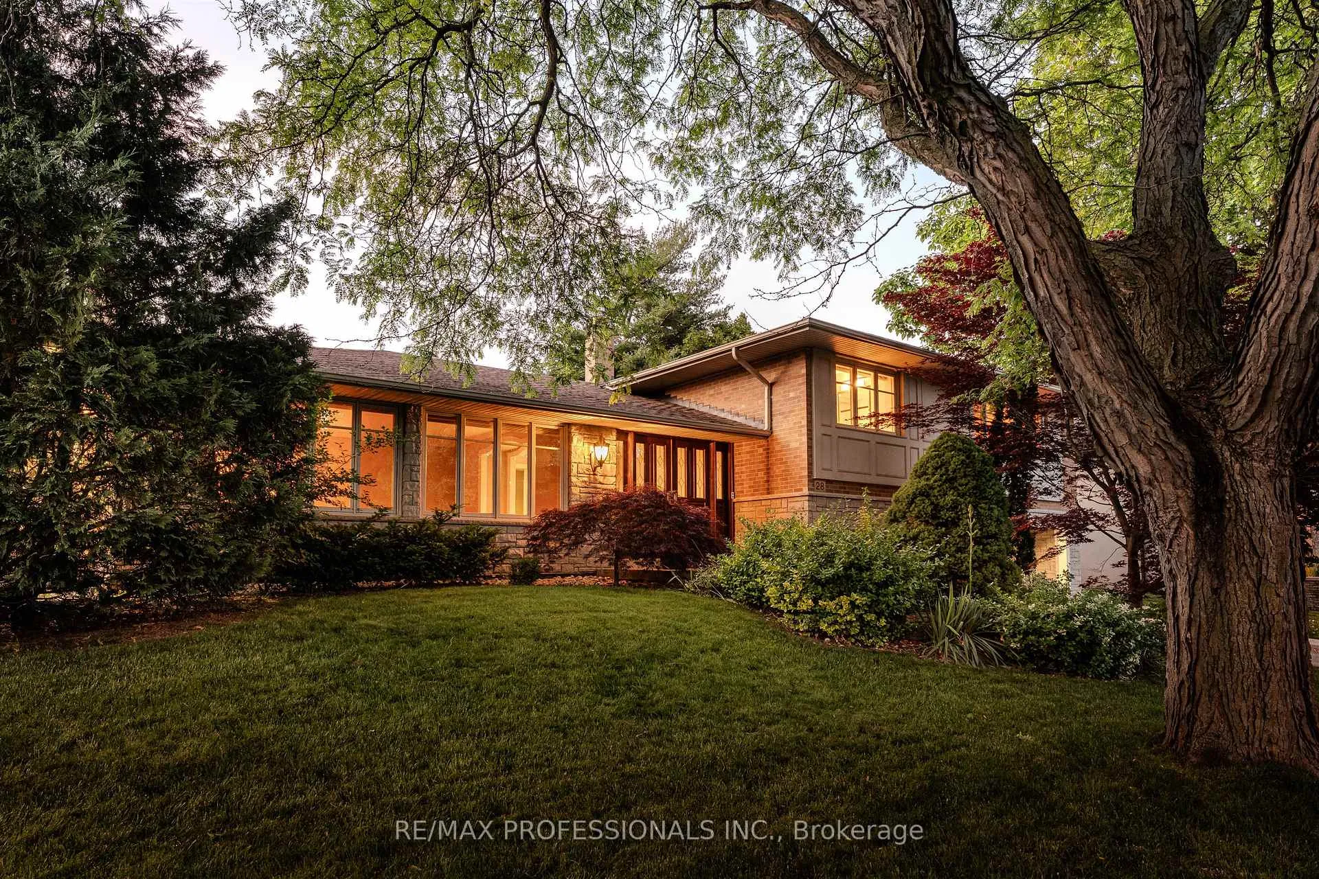 Photo 3 of 28 Aylesbury Road, Etobicoke, Princess-Rosethorn — HOMEH