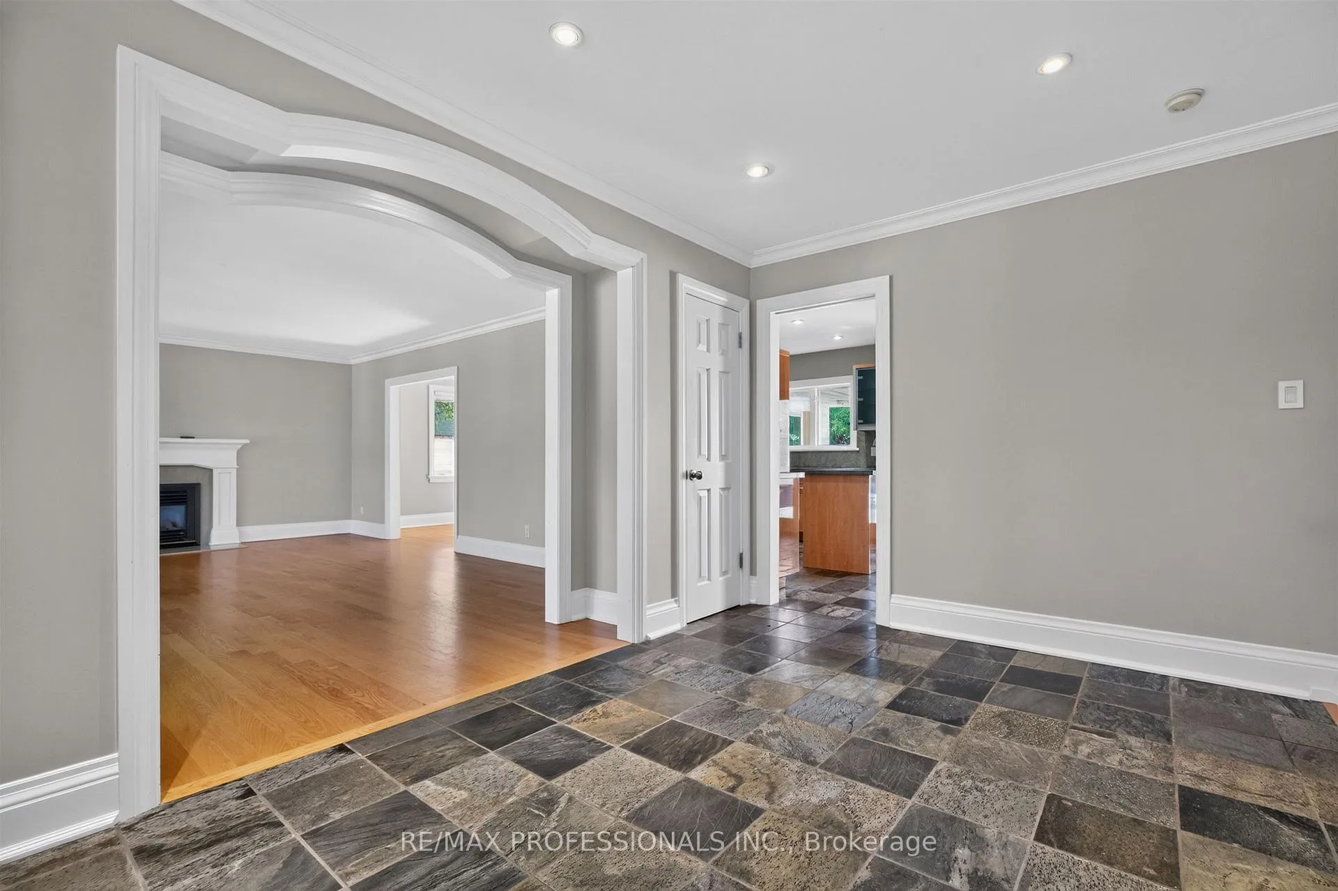 Photo 8 of 28 Aylesbury Road, Etobicoke, Princess-Rosethorn — HOMEH