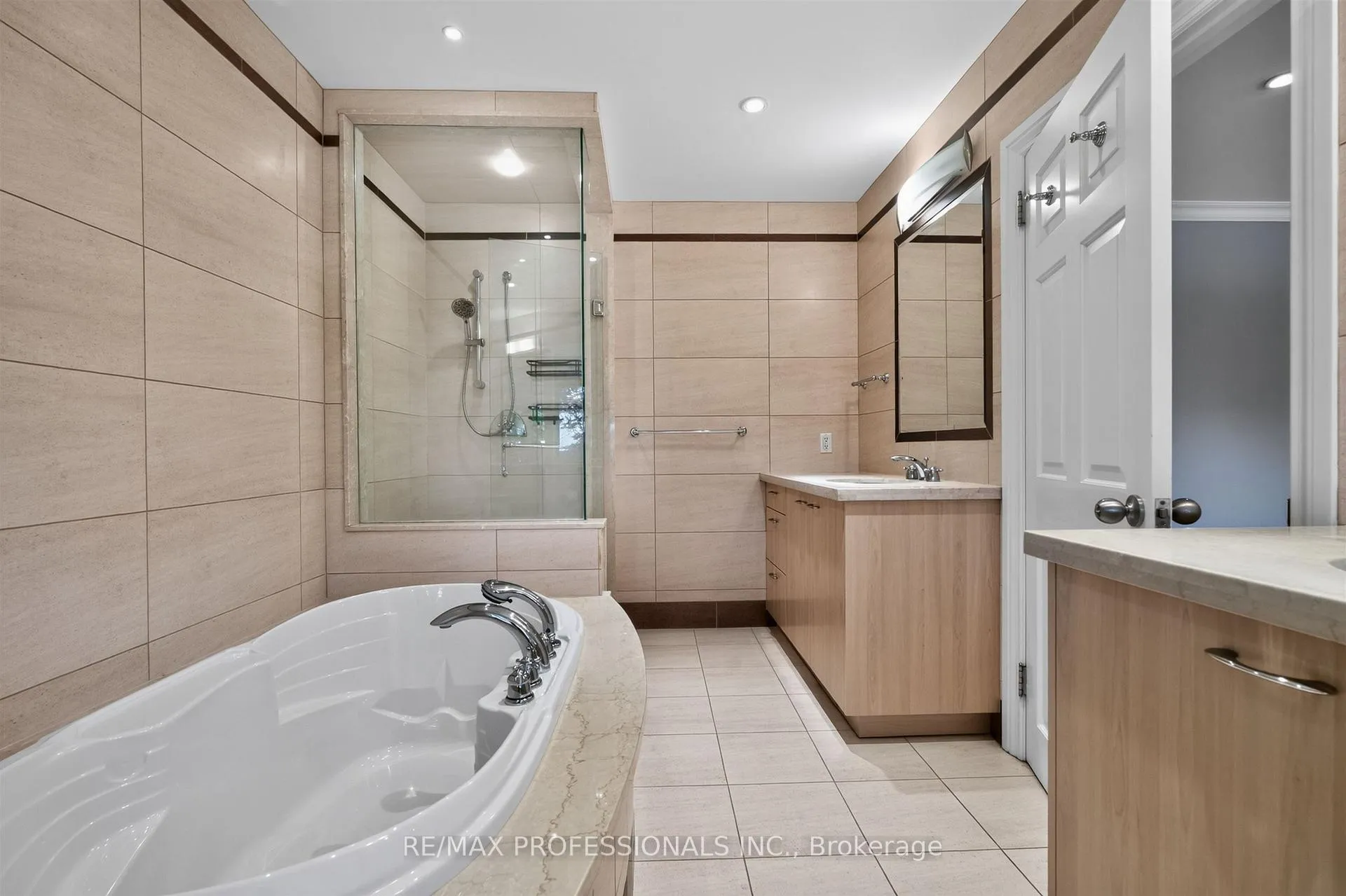 Photo 32 of 28 Aylesbury Road, Etobicoke, Princess-Rosethorn — HOMEH