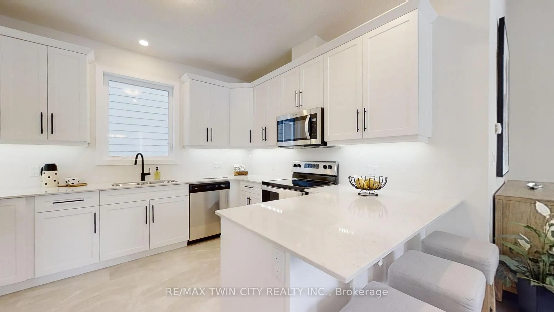 Photo 10 of 1715 Fairfield Road, London, South U — HOMEH