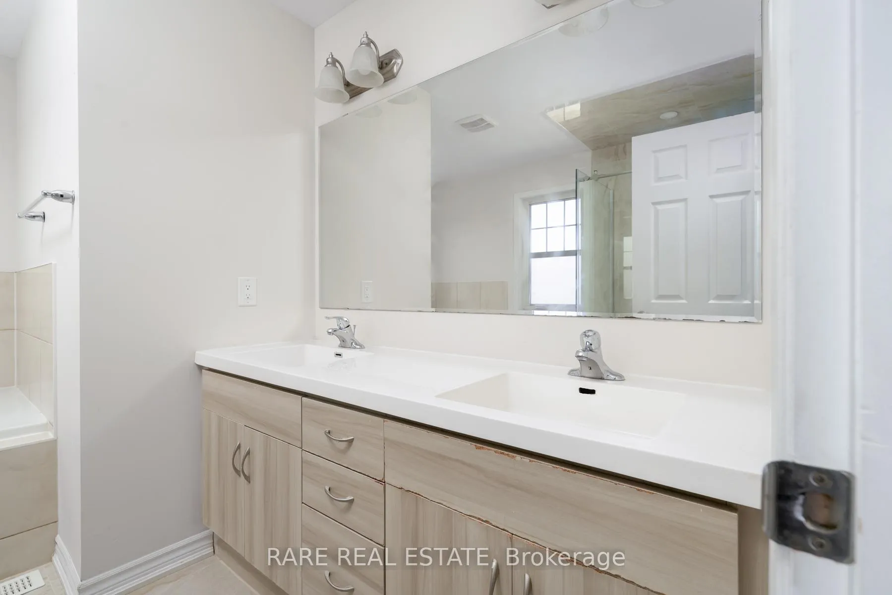 Photo 25 of 14 Bannister Crescent, Brampton, Northwest Brampton — HOMEH