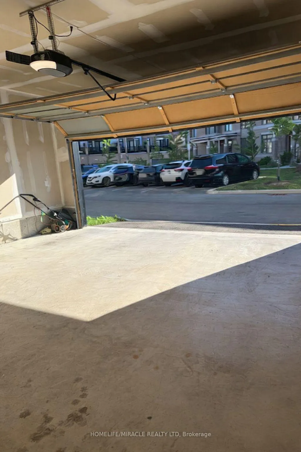 Photo 4 of 477 Provident Way, Hamilton, Mount Hope — HOMEH