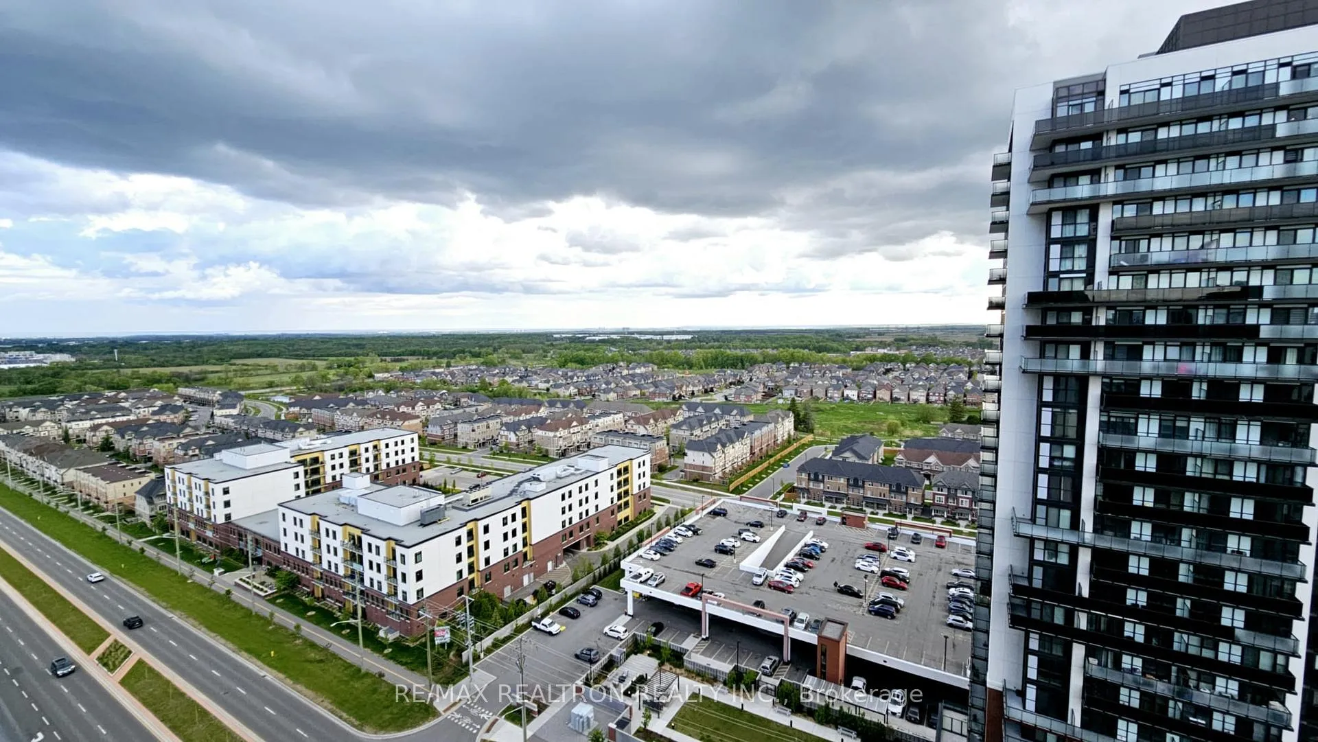 Photo 2 of Unit 2014, 2545 Simcoe Street N, Oshawa, Windfields — HOMEH