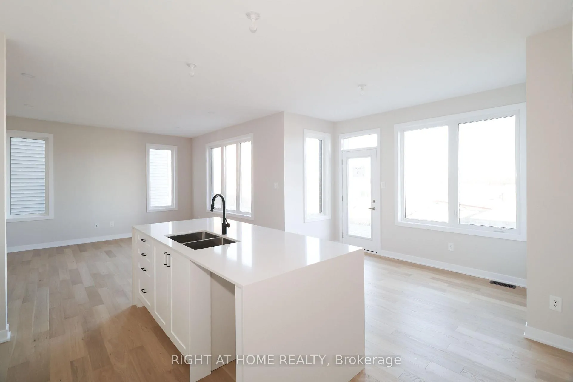 Photo 4 of 333 Peninsula Road, Ottawa, Barrhaven - Heritage Park — HOMEH