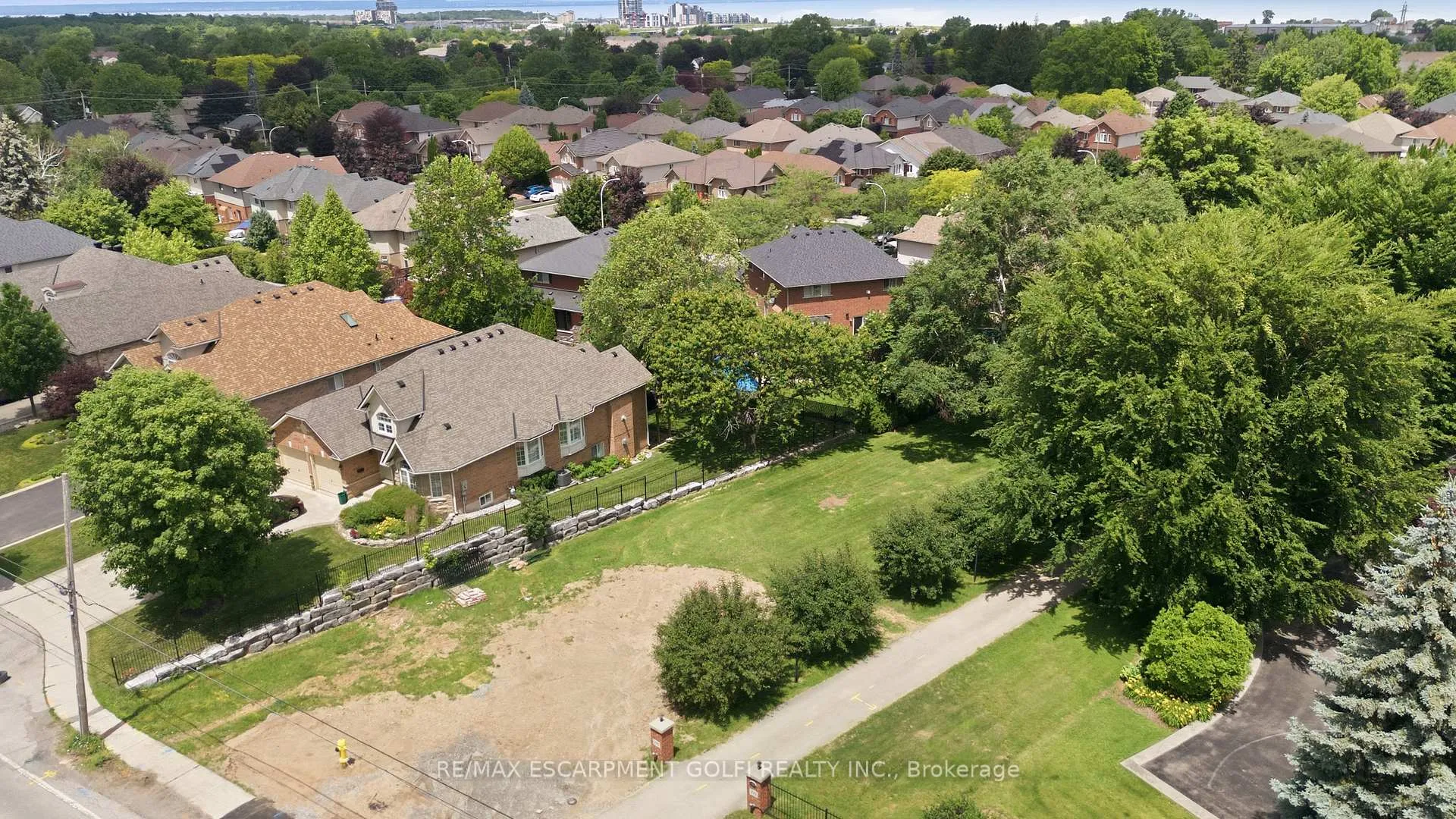 Photo 4 of Unit A, 292 Main Street, Grimsby, Grimsby West — HOMEH