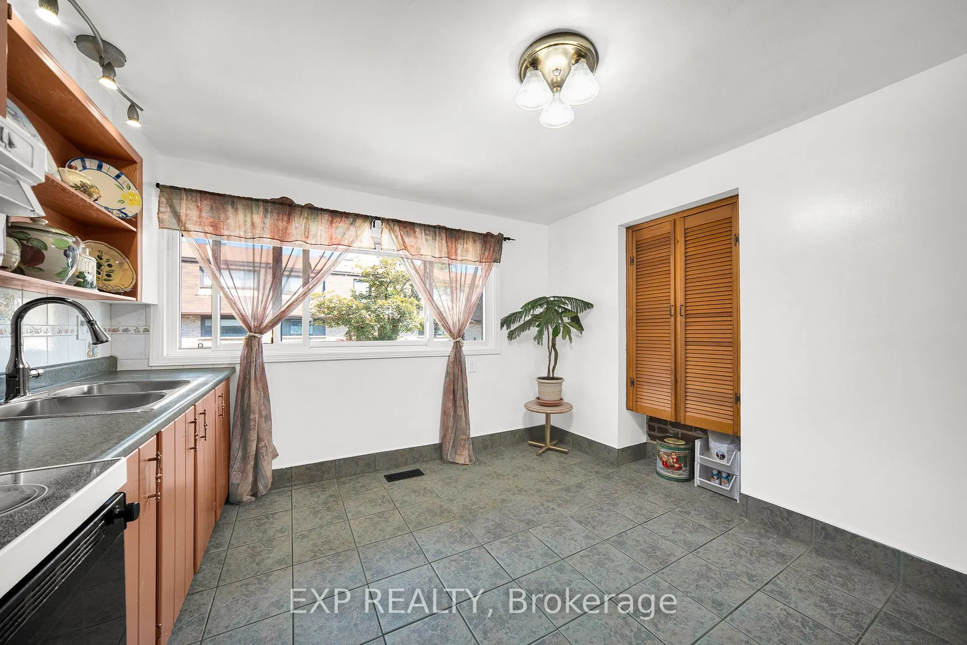 Photo 12 of Unit 6, 2 Bertona Street, Ottawa, Manordale — HOMEH