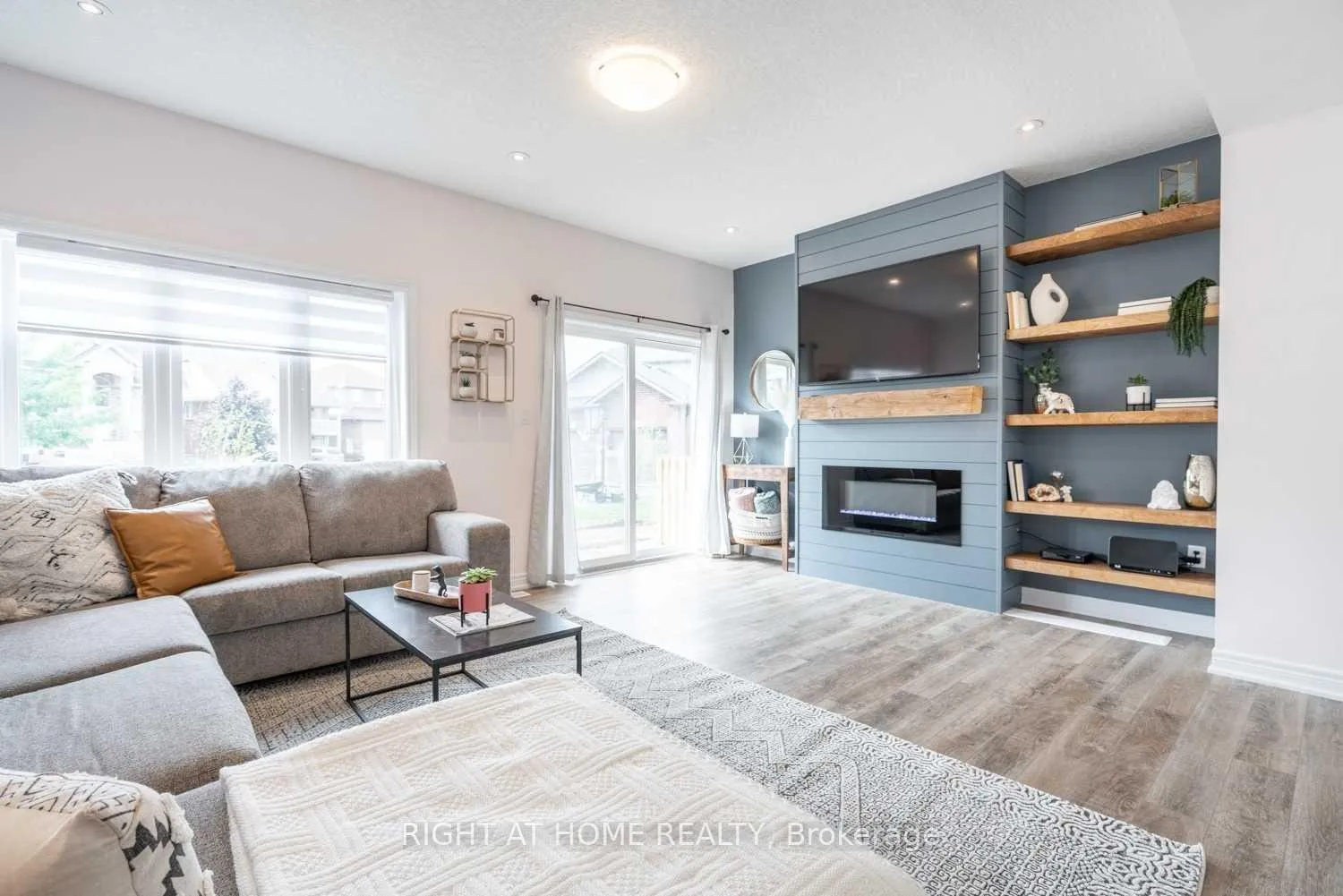 Photo 2 of Unit 2, 5080 Connor Drive, Lincoln, Beamsville — HOMEH
