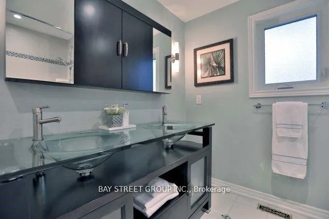 Photo 10 of 215 River Oaks Boulevard E, Oakville, River Oaks — HOMEH