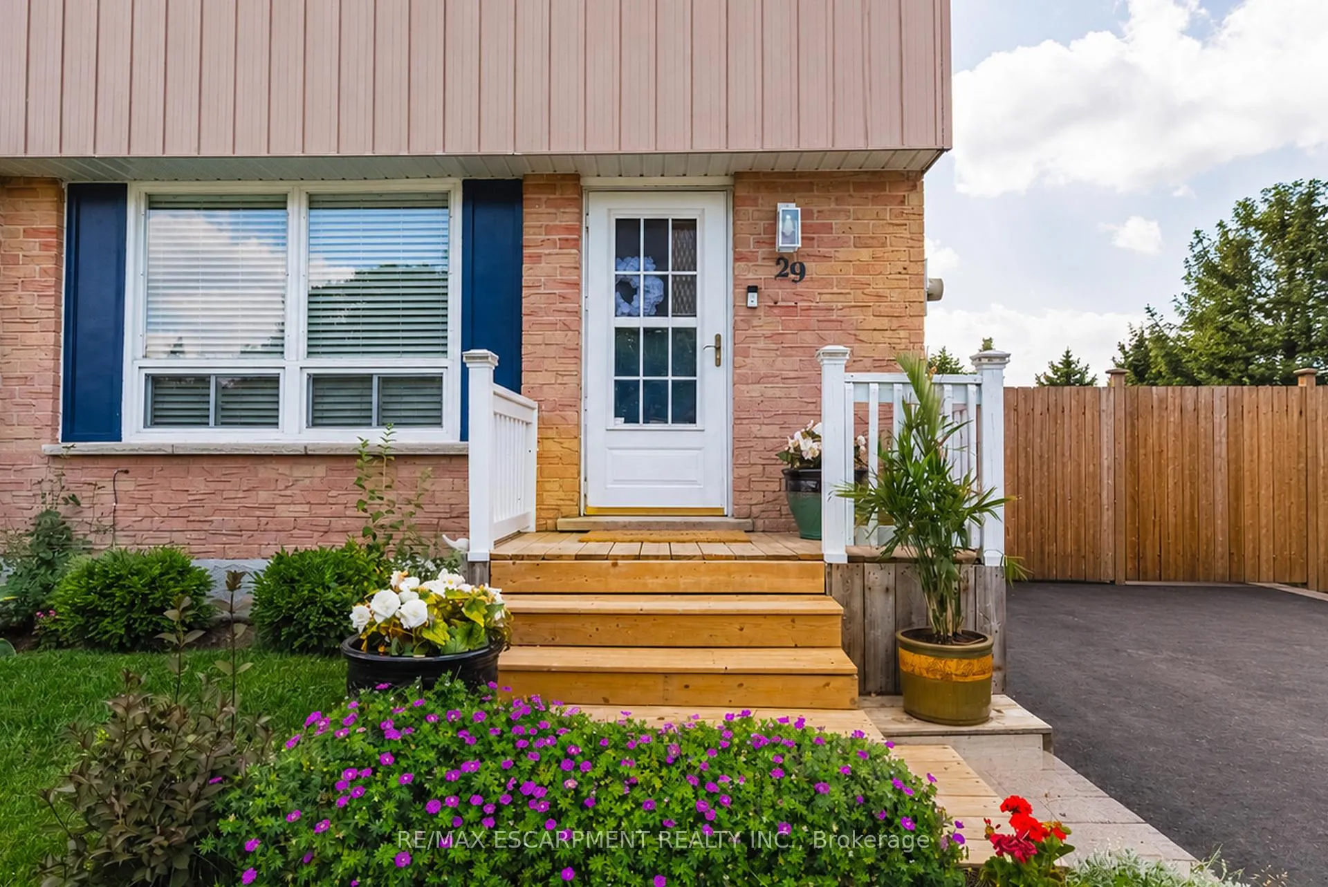Photo 3 of 29 Hopewell Crescent, Hamilton, Stoney Creek Mountain — HOMEH