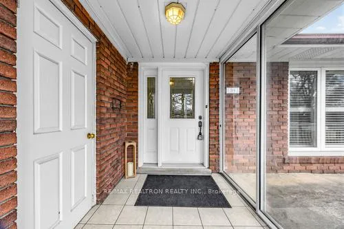 Photo 2 of 34 Marilake Drive, Scarborough, Agincourt South-Malvern West — HOMEH