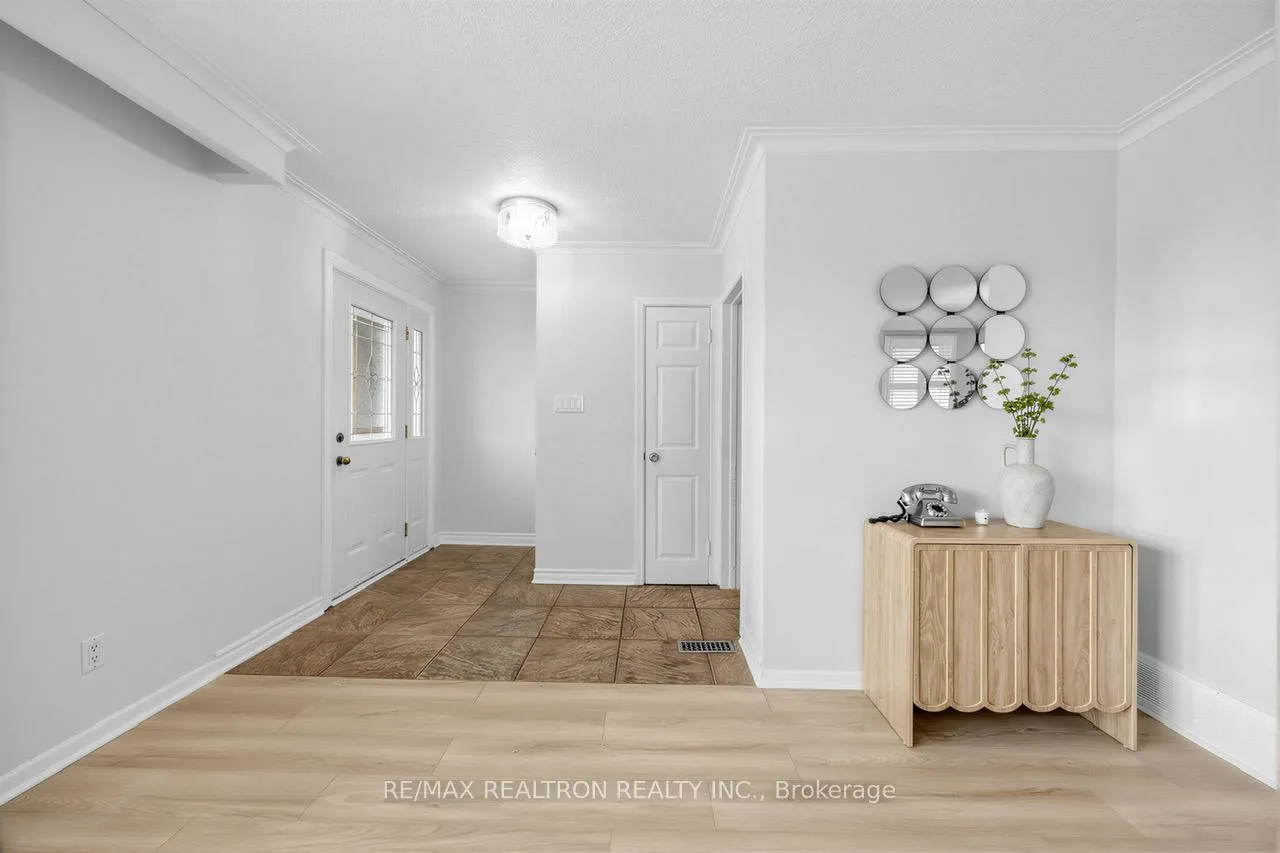 Photo 4 of 34 Marilake Drive, Scarborough, Agincourt South-Malvern West — HOMEH