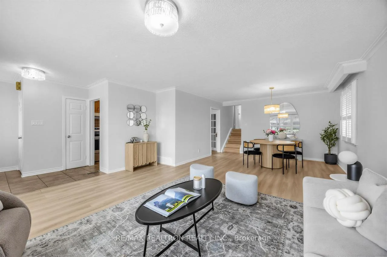 Photo 5 of 34 Marilake Drive, Scarborough, Agincourt South-Malvern West — HOMEH