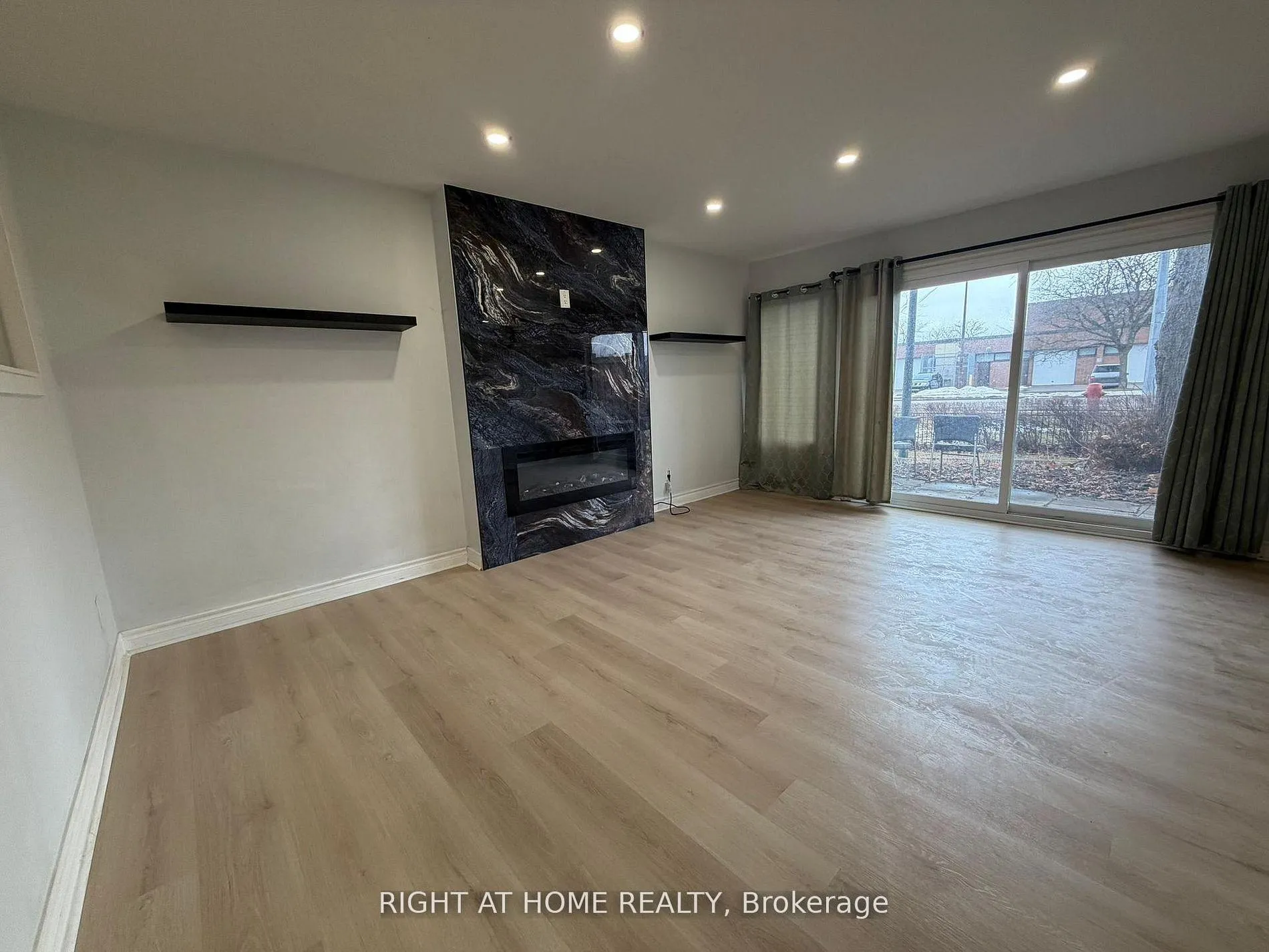 Photo 2 of Unit 189, 24 Springfair Avenue, Aurora, Aurora Village — HOMEH