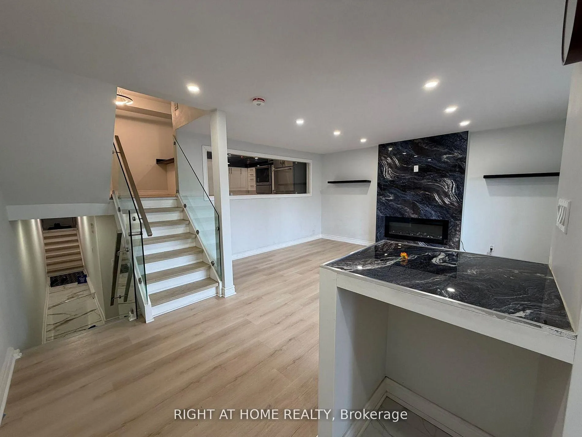 Photo 3 of Unit 189, 24 Springfair Avenue, Aurora, Aurora Village — HOMEH