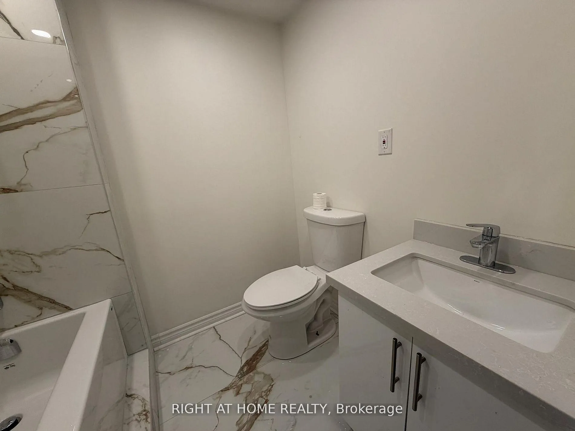 Photo 6 of Unit 189, 24 Springfair Avenue, Aurora, Aurora Village — HOMEH