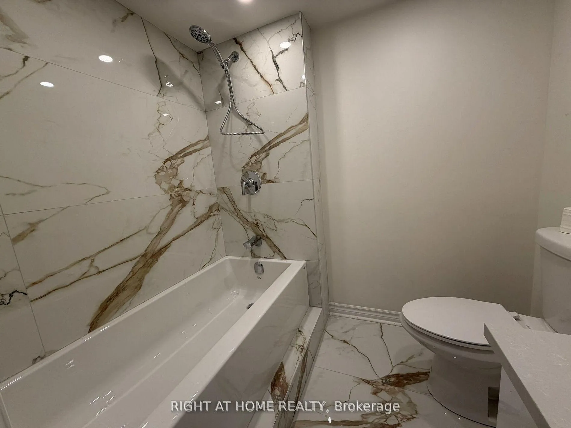 Photo 7 of Unit 189, 24 Springfair Avenue, Aurora, Aurora Village — HOMEH