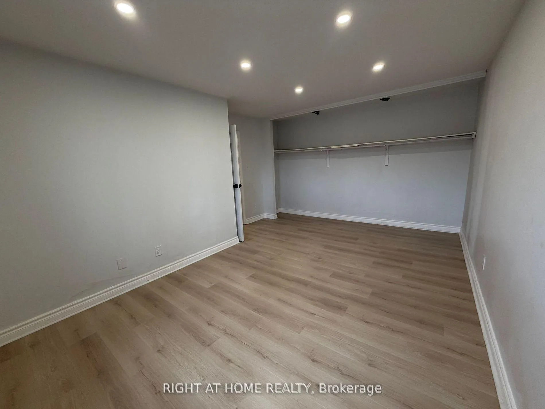 Photo 10 of Unit 189, 24 Springfair Avenue, Aurora, Aurora Village — HOMEH