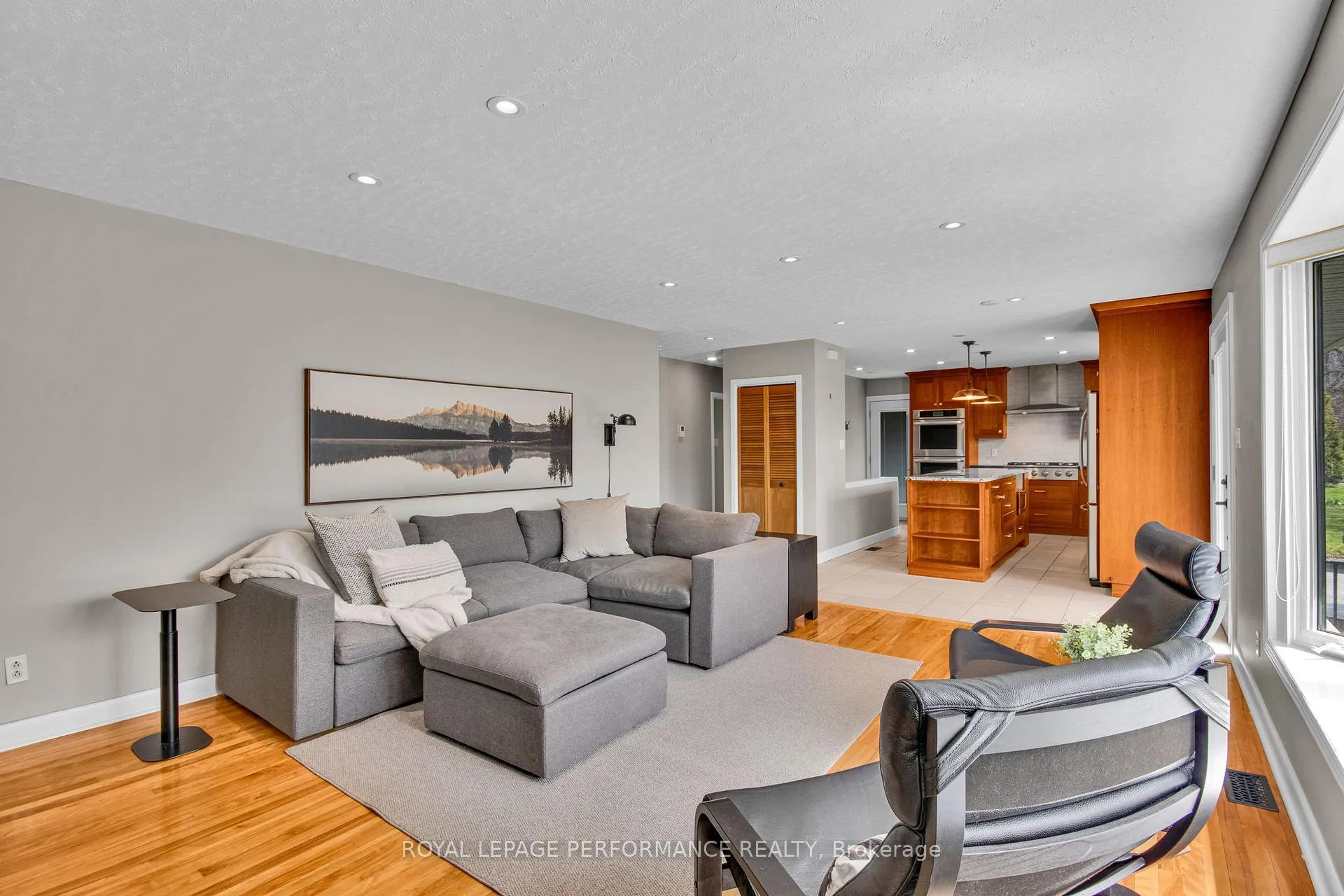 Photo 4 of 1321 Rustic Drive, Ottawa, Parkway Park — HOMEH