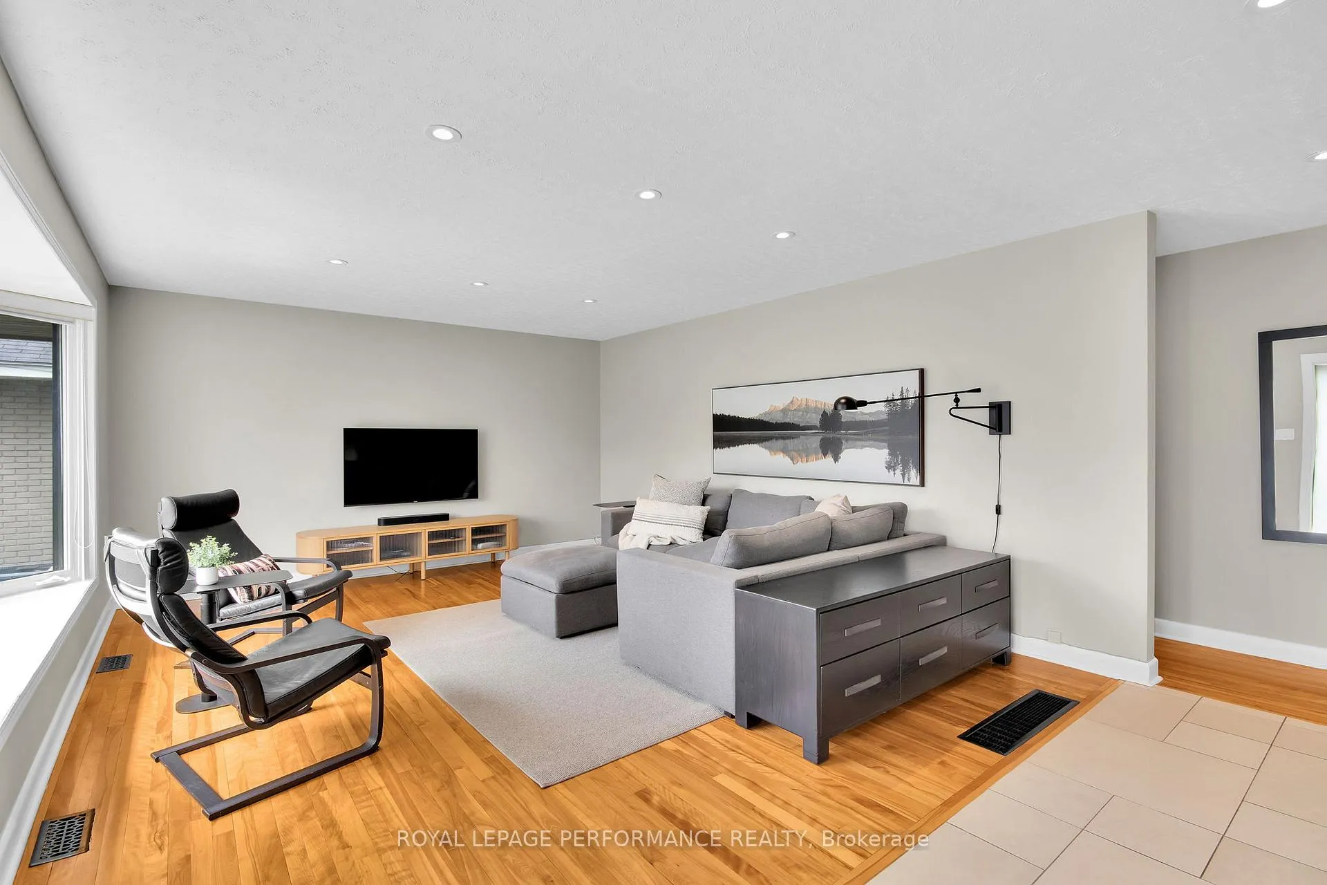 Photo 5 of 1321 Rustic Drive, Ottawa, Parkway Park — HOMEH