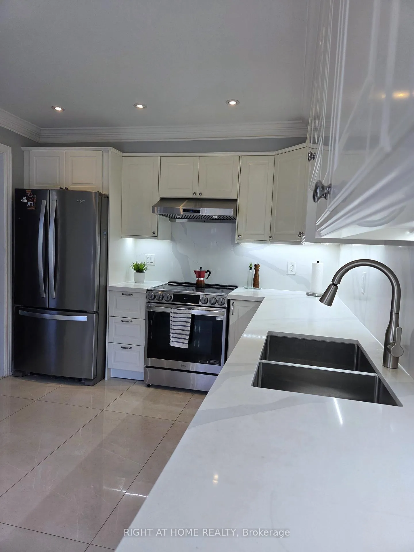 Photo 13 of 99 Purcell Crescent, Vaughan, Maple — HOMEH
