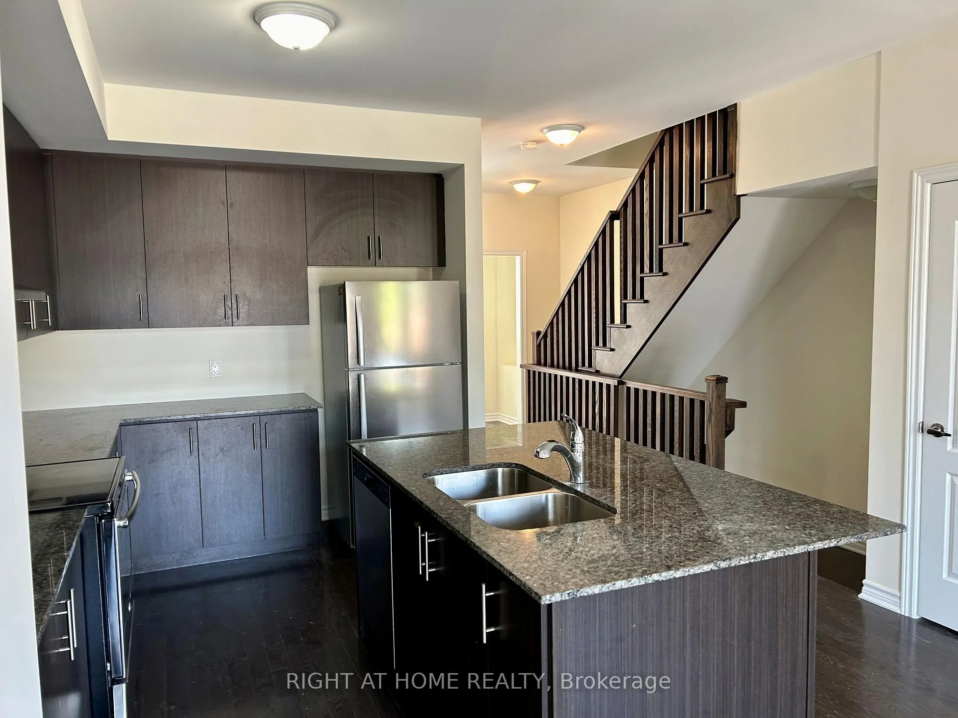 Photo 6 of 71 City Park Circle, Vaughan, West Woodbridge — HOMEH