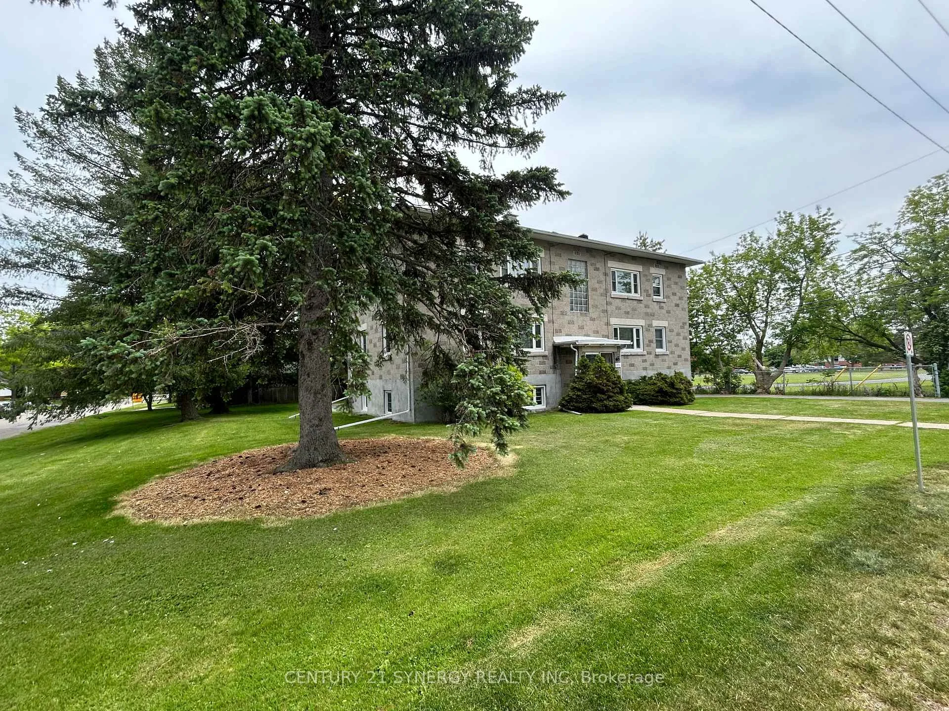 Photo 2 of 395 Pine Street E, Gananoque, Gananoque — HOMEH