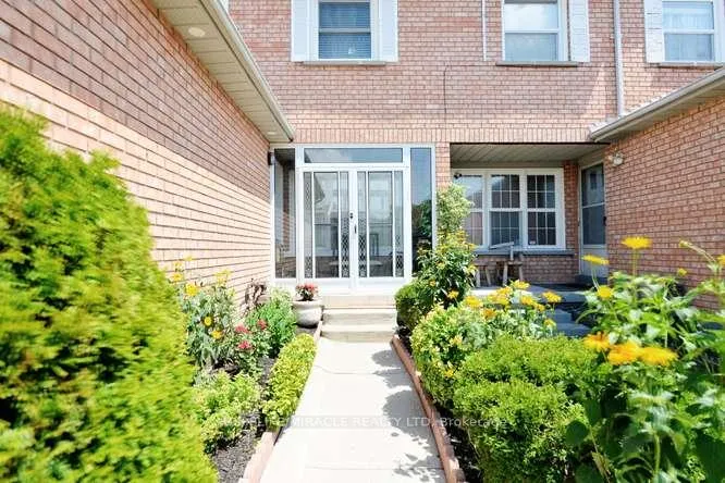 Photo 3 of 7 Cutters Crescent, Brampton, Fletcher's West — HOMEH