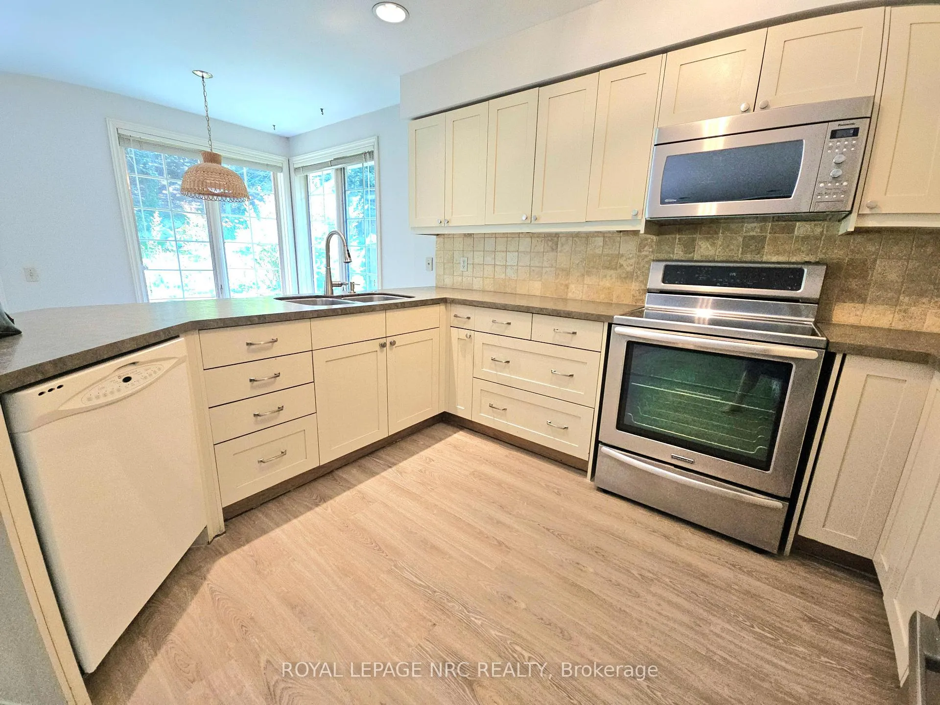Photo 7 of 192 Woodside Drive, St. Catharines, Glendale/Glenridge — HOMEH