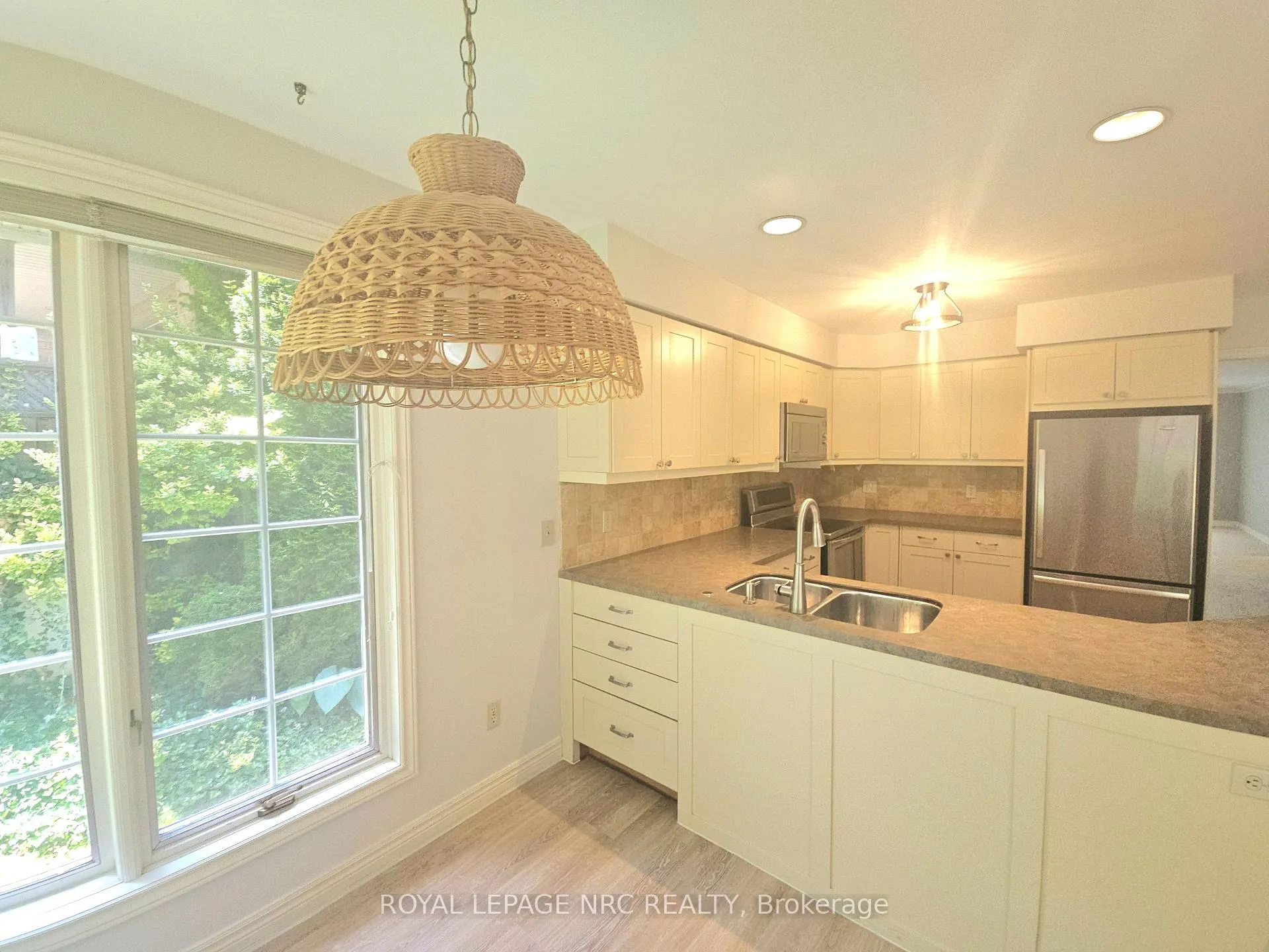 Photo 11 of 192 Woodside Drive, St. Catharines, Glendale/Glenridge — HOMEH
