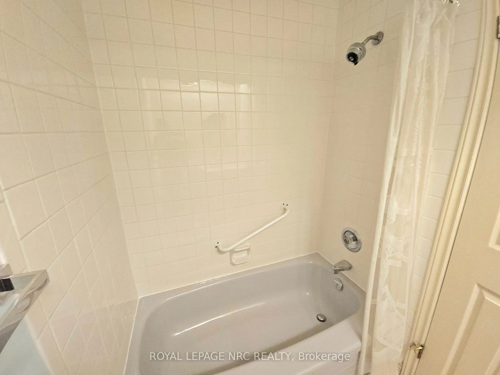 Photo 23 of 192 Woodside Drive, St. Catharines, Glendale/Glenridge — HOMEH