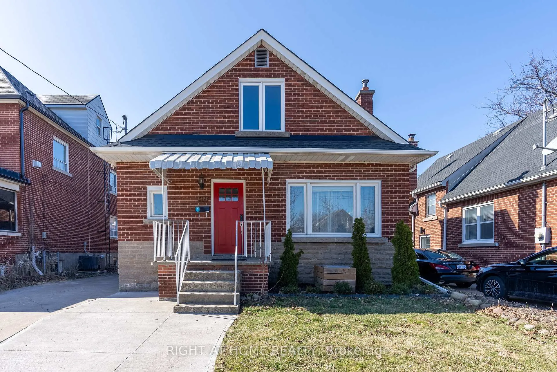 Front of 214 Kenilworth Avenue S